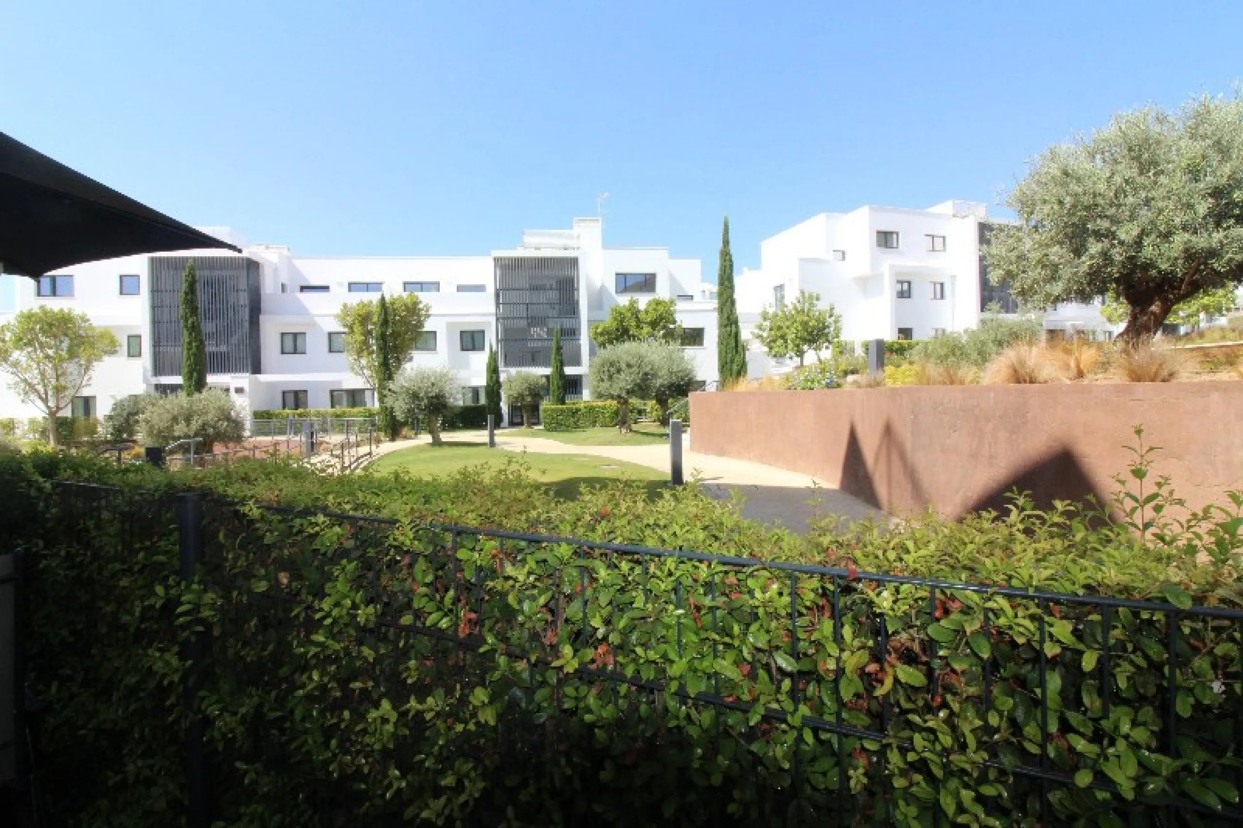 Fantastic  apartment located in the sought-after area  Higueron. The apartment is ready to move into. This beautiful apartment consists of two bedrooms and two lovely large bathrooms. Modern kitchen with everything and open to the beautiful living/dining 
