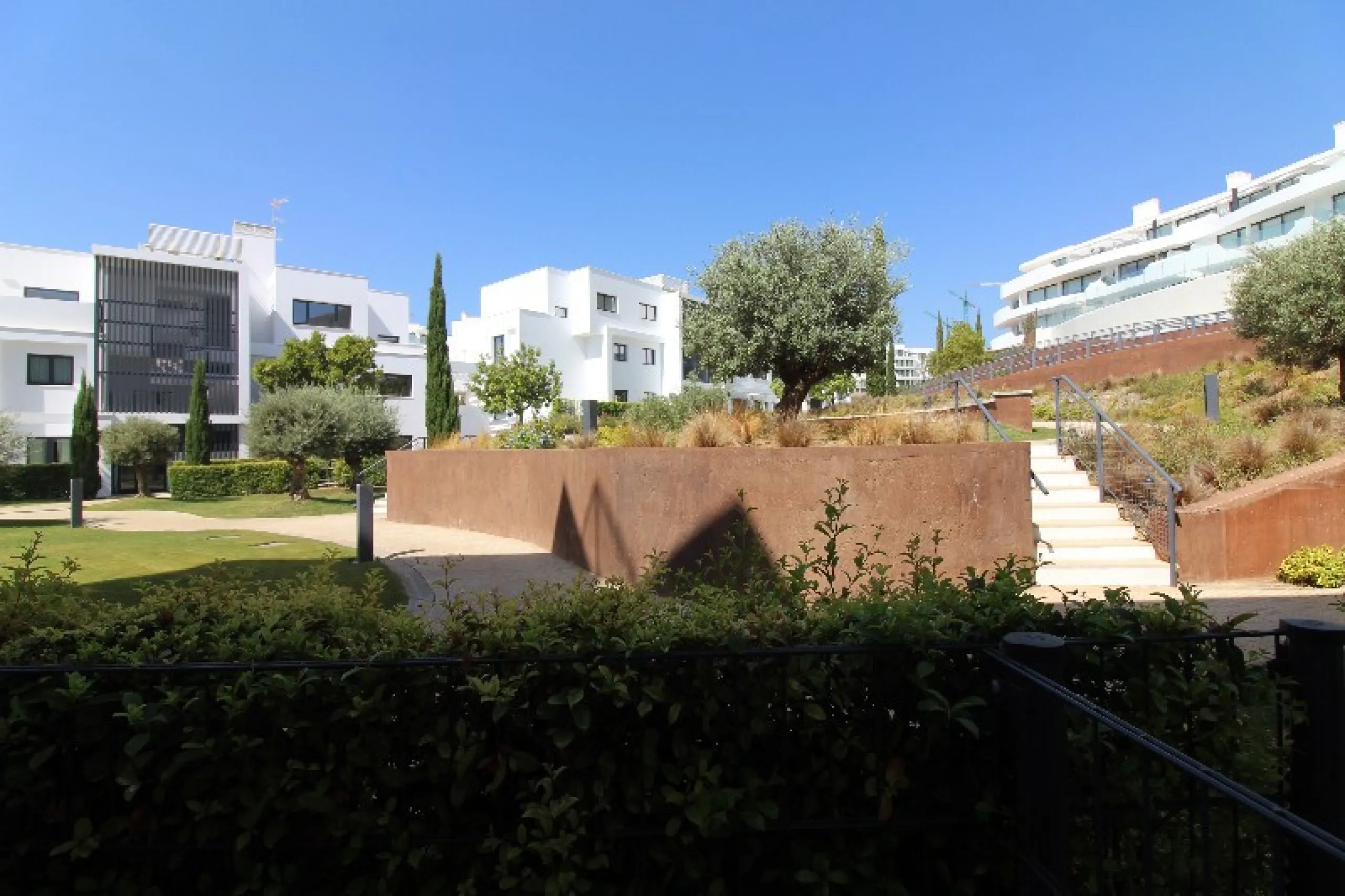 Fantastic  apartment located in the sought-after area  Higueron. The apartment is ready to move into. This beautiful apartment consists of two bedrooms and two lovely large bathrooms. Modern kitchen with everything and open to the beautiful living/dining 