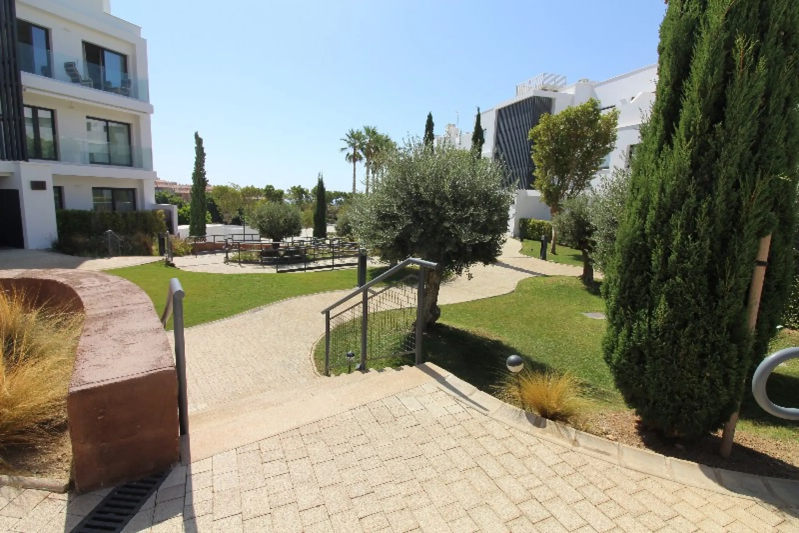 Fantastic  apartment located in the sought-after area  Higueron. The apartment is ready to move into. This beautiful apartment consists of two bedrooms and two lovely large bathrooms. Modern kitchen with everything and open to the beautiful living/dining 