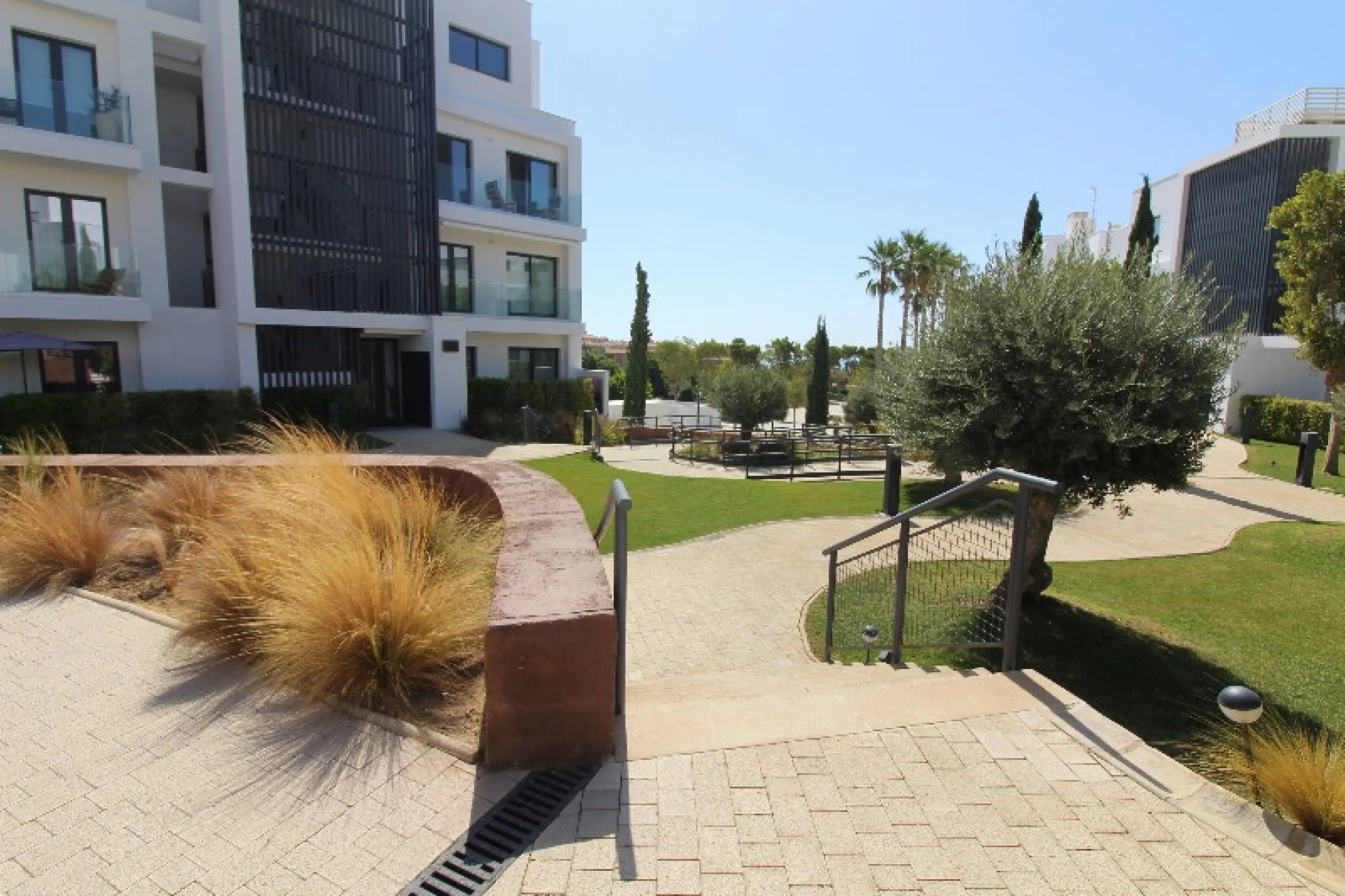 Fantastic  apartment located in the sought-after area  Higueron. The apartment is ready to move into. This beautiful apartment consists of two bedrooms and two lovely large bathrooms. Modern kitchen with everything and open to the beautiful living/dining 