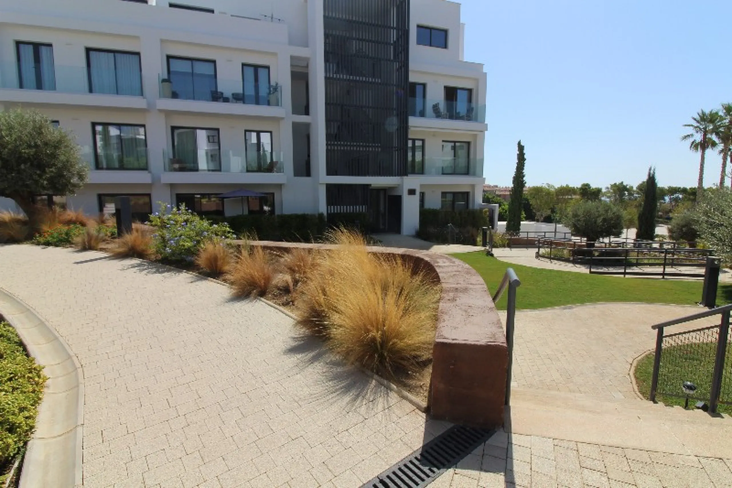 Fantastic  apartment located in the sought-after area  Higueron. The apartment is ready to move into. This beautiful apartment consists of two bedrooms and two lovely large bathrooms. Modern kitchen with everything and open to the beautiful living/dining 