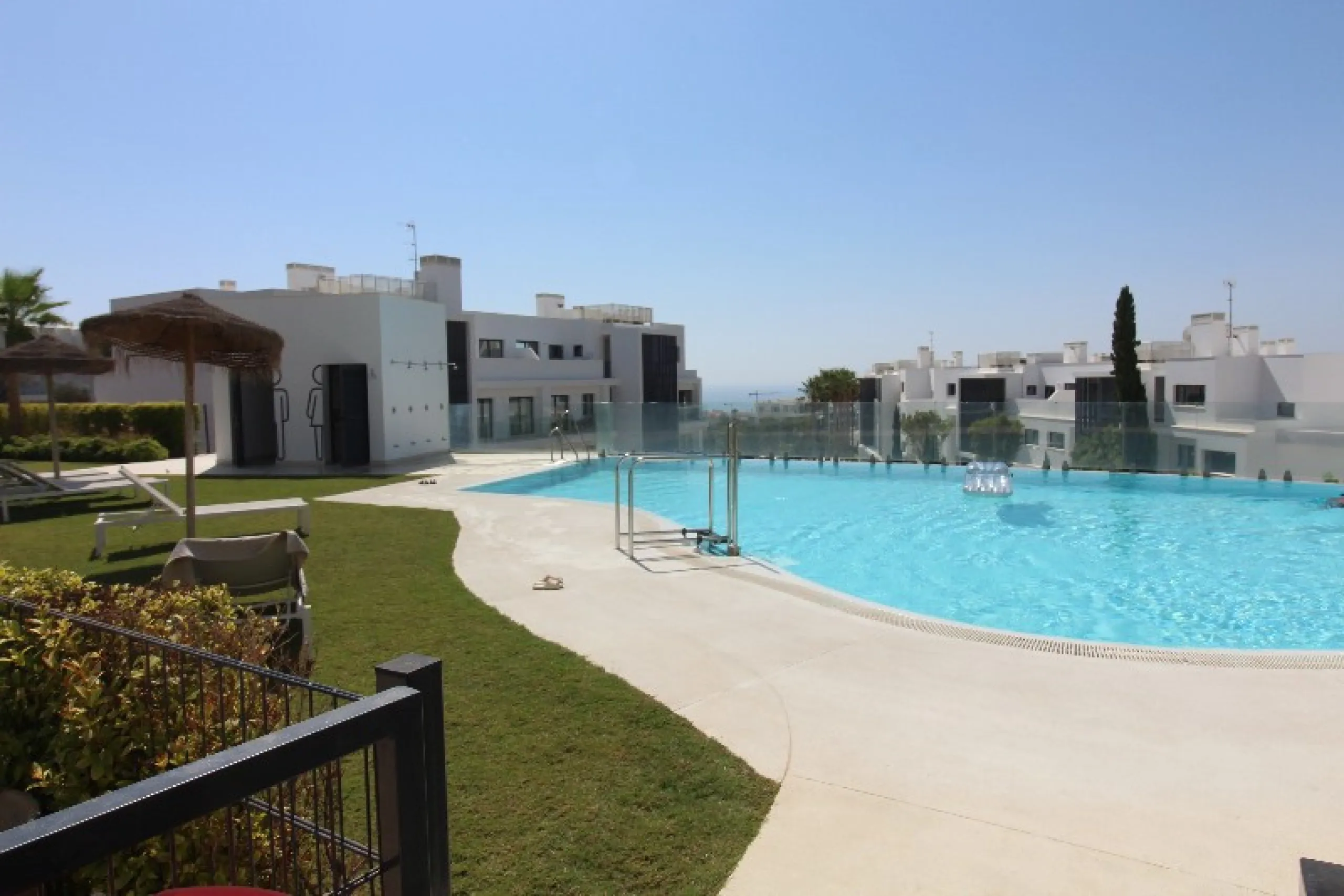 Fantastic  apartment located in the sought-after area  Higueron. The apartment is ready to move into. This beautiful apartment consists of two bedrooms and two lovely large bathrooms. Modern kitchen with everything and open to the beautiful living/dining 