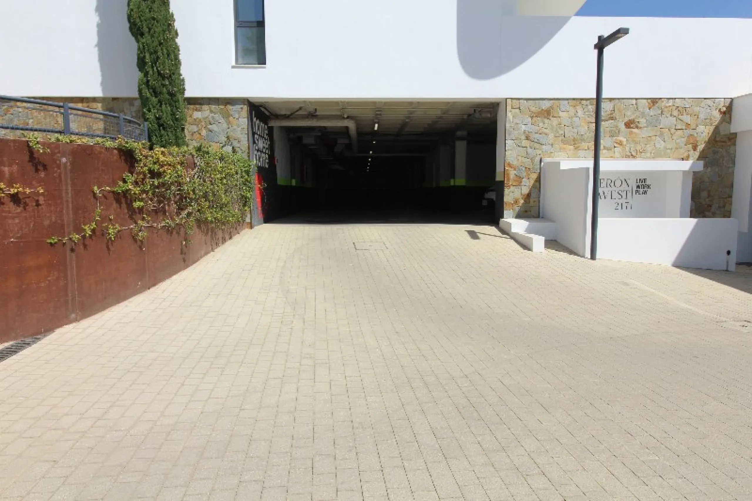 Fantastic  apartment located in the sought-after area  Higueron. The apartment is ready to move into. This beautiful apartment consists of two bedrooms and two lovely large bathrooms. Modern kitchen with everything and open to the beautiful living/dining 