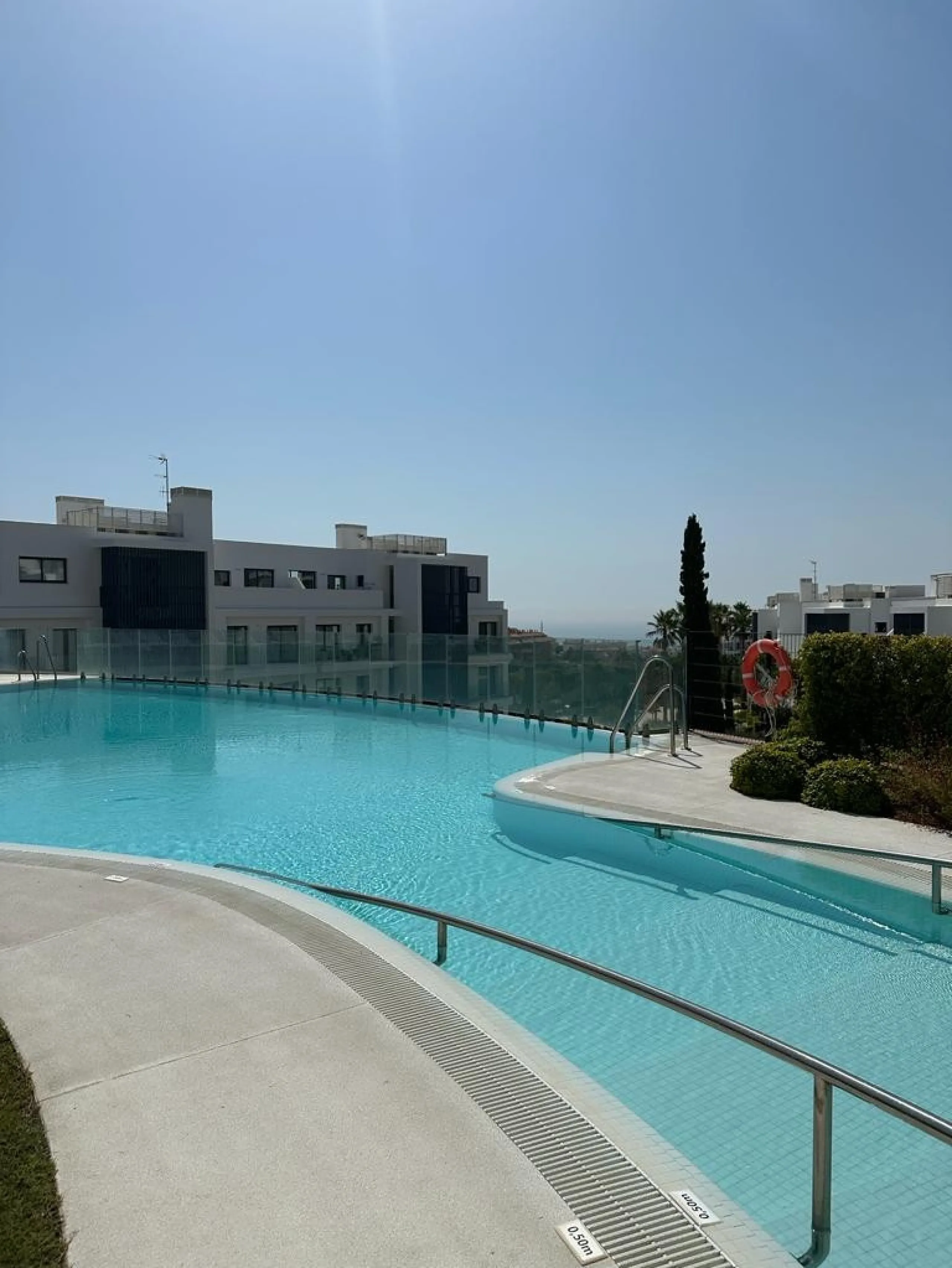 Fantastic  apartment located in the sought-after area  Higueron. The apartment is ready to move into. This beautiful apartment consists of two bedrooms and two lovely large bathrooms. Modern kitchen with everything and open to the beautiful living/dining 