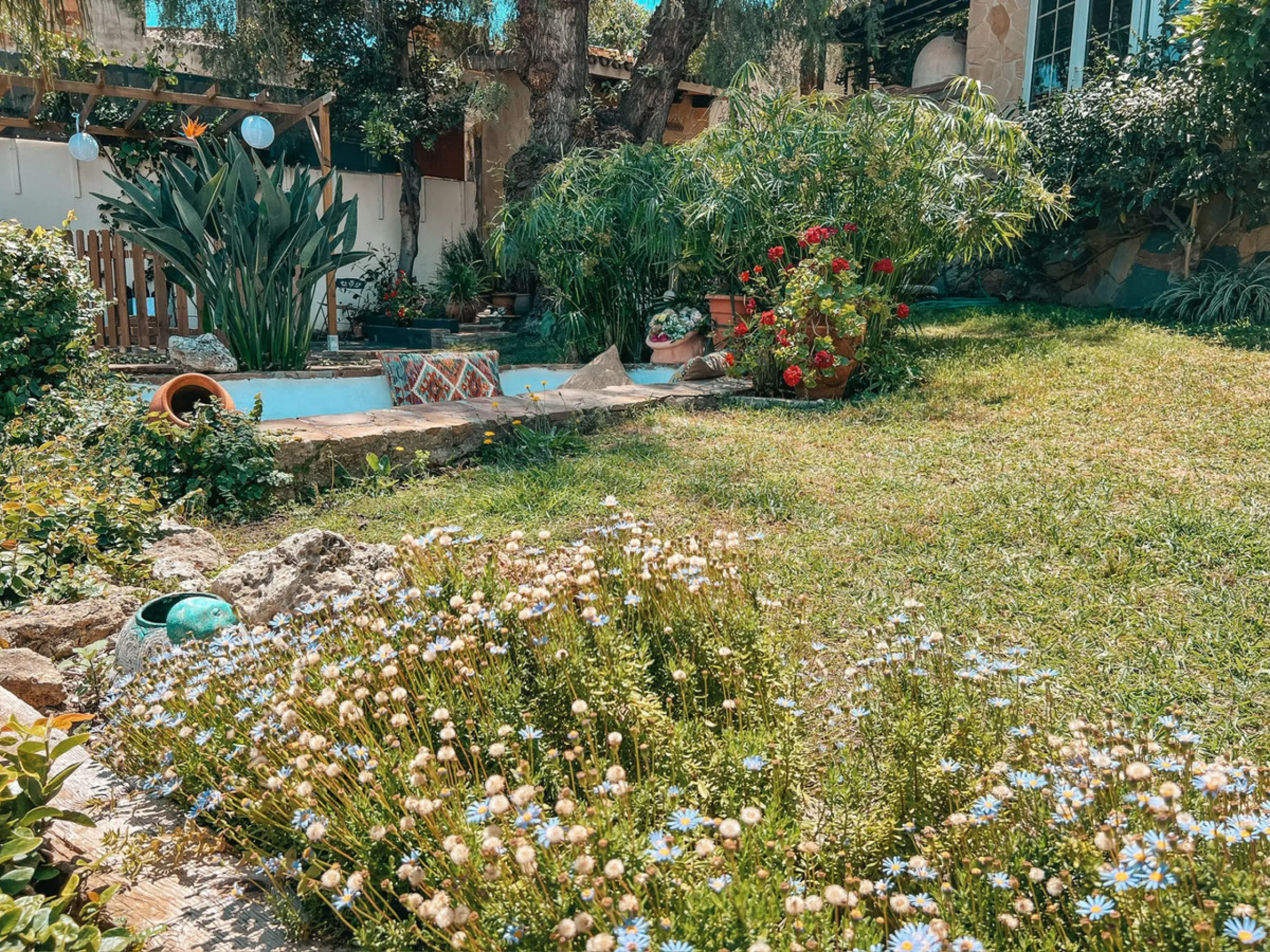 Diese außergewöhnliche Villa in der begehrten Wohngegend Los Jazmines von San Pedro de Alcantara, Malaga, bietet eine ausgezeichnete Gelegenheit für Wohnzwecke oder eine rentable Investition. Das Objekt verfügt über einen gültigen