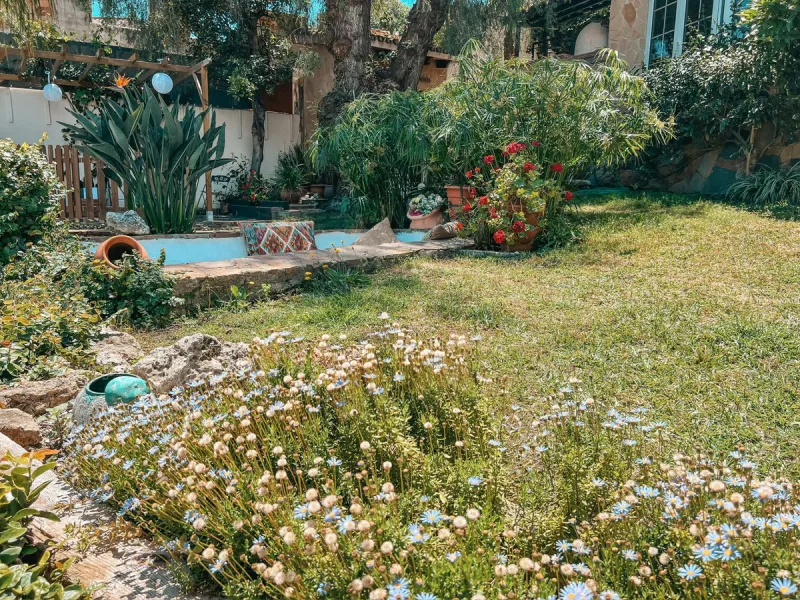 Diese außergewöhnliche Villa in der begehrten Wohngegend Los Jazmines von San Pedro de Alcantara, Malaga, bietet eine ausgezeichnete Gelegenheit für Wohnzwecke oder eine rentable Investition. Das Objekt verfügt über einen gültigen