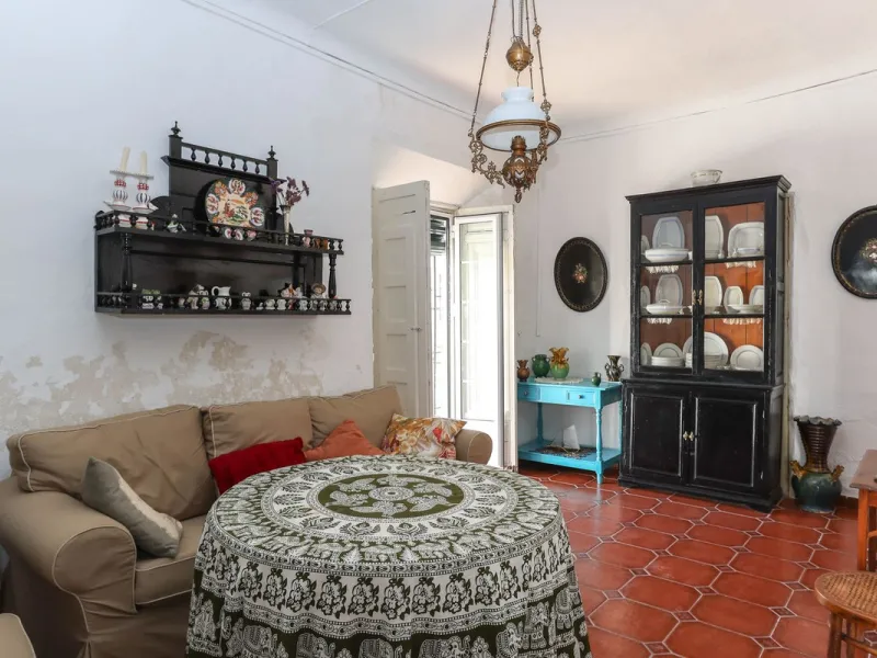 Character Townhouse in Tolox steeped in history