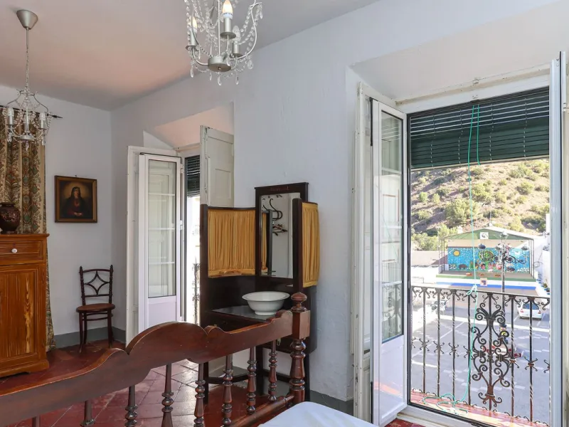 Character Townhouse in Tolox steeped in history