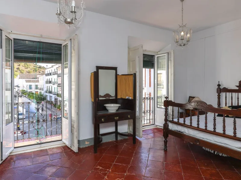 Character Townhouse in Tolox steeped in history