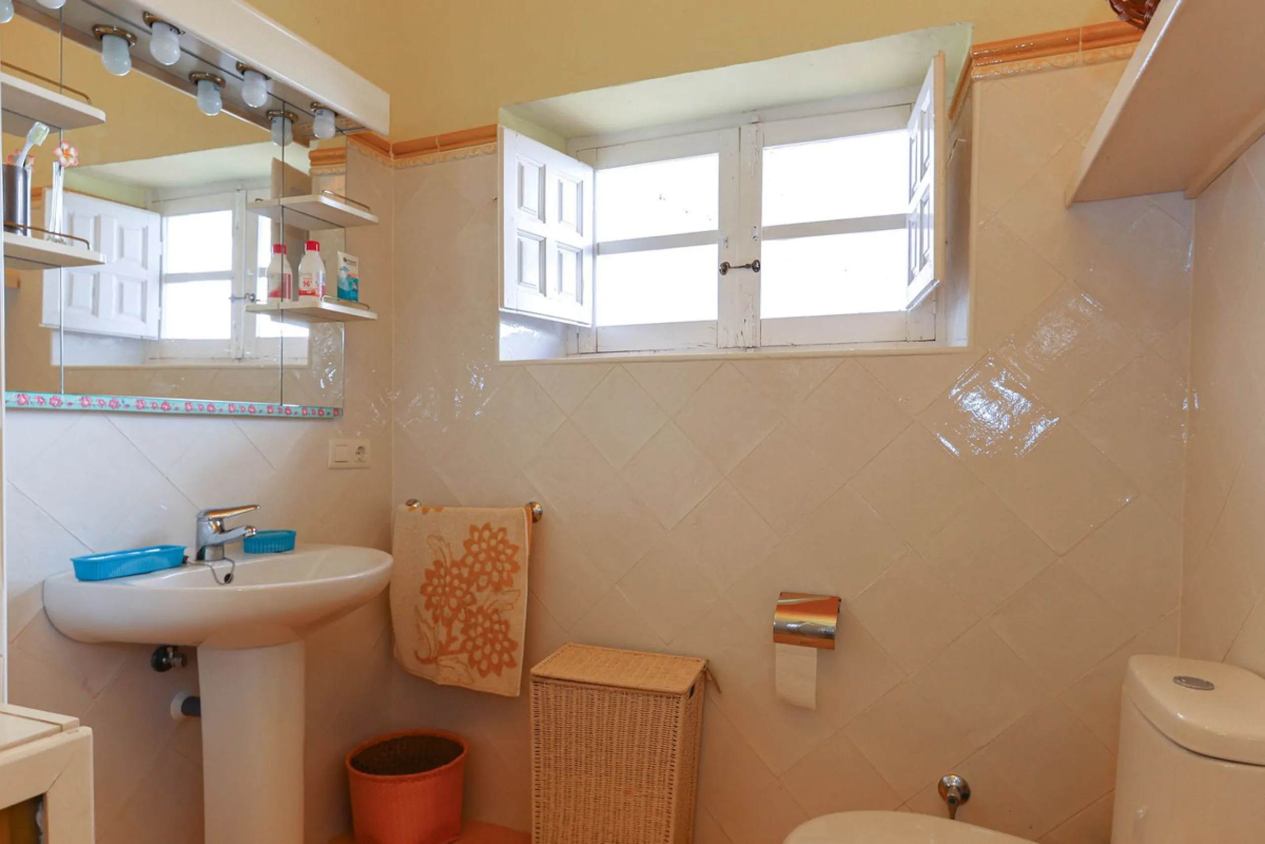 Character Townhouse in Tolox steeped in history