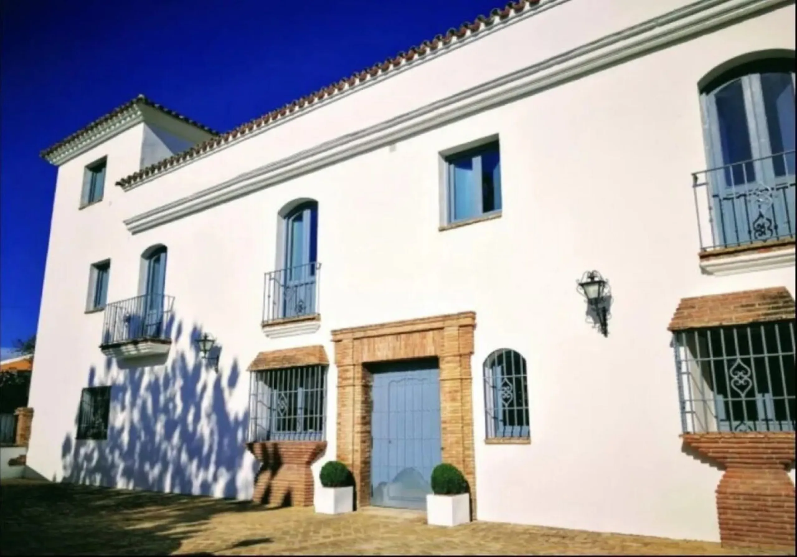 Exclusive rural hotel located in the heart of Andalusia, in a picturesque location near Ronda, just 45 minutes from Marbella, 60 min from Malaga International Airport and 90 min from Seville. Old oil mill converted into a hotel, does not require additiona