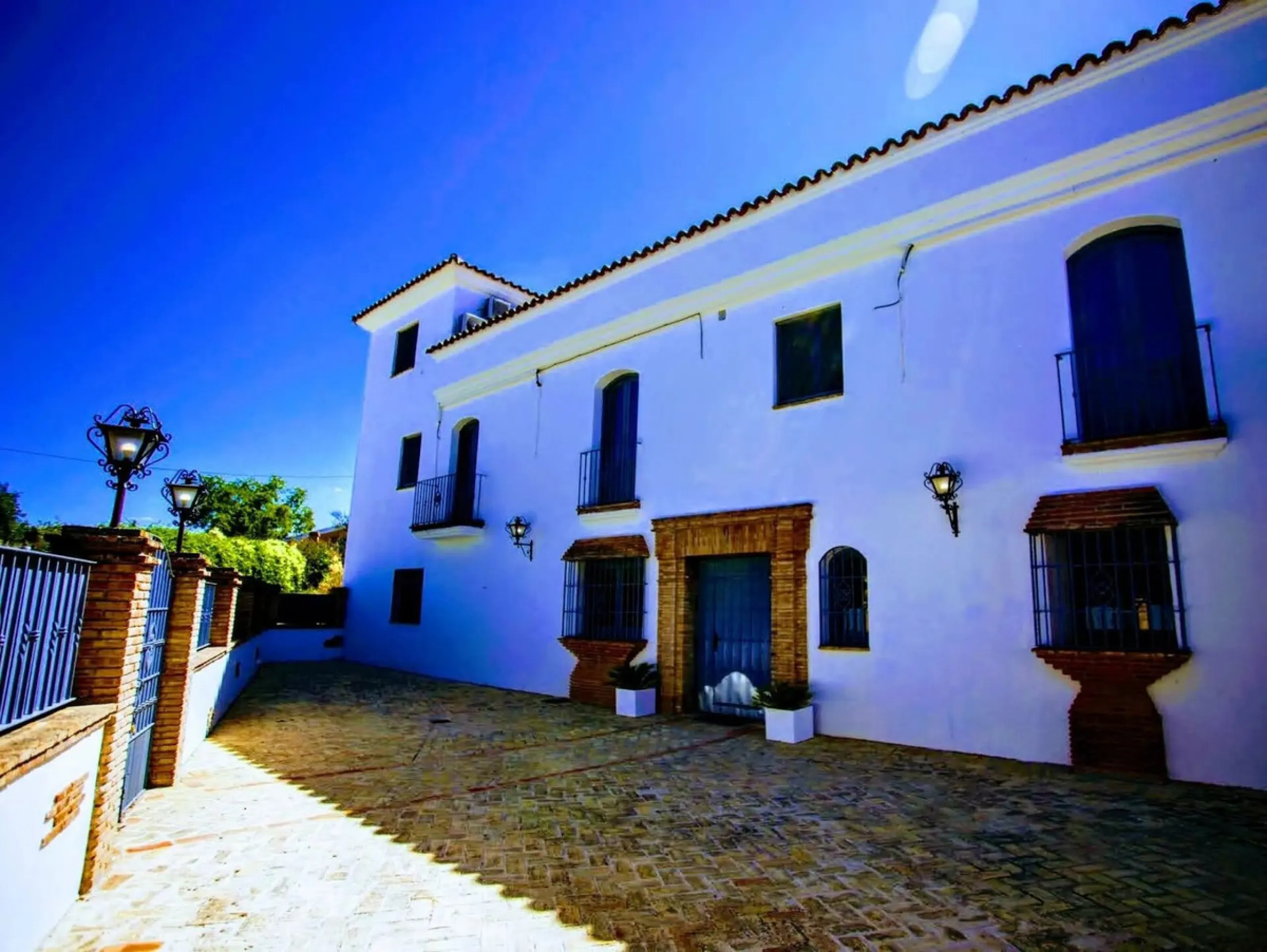 Exclusive rural hotel located in the heart of Andalusia, in a picturesque location near Ronda, just 45 minutes from Marbella, 60 min from Malaga International Airport and 90 min from Seville. Old oil mill converted into a hotel, does not require additiona