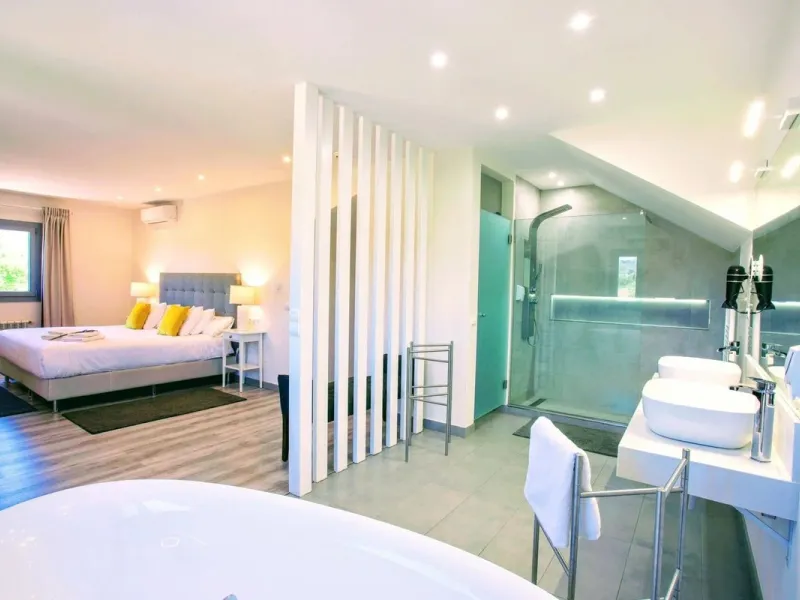 Exclusive rural hotel located in the heart of Andalusia, in a picturesque location near Ronda, just 45 minutes from Marbella, 60 min from Malaga International Airport and 90 min from Seville. Old oil mill converted into a hotel, does not require additiona
