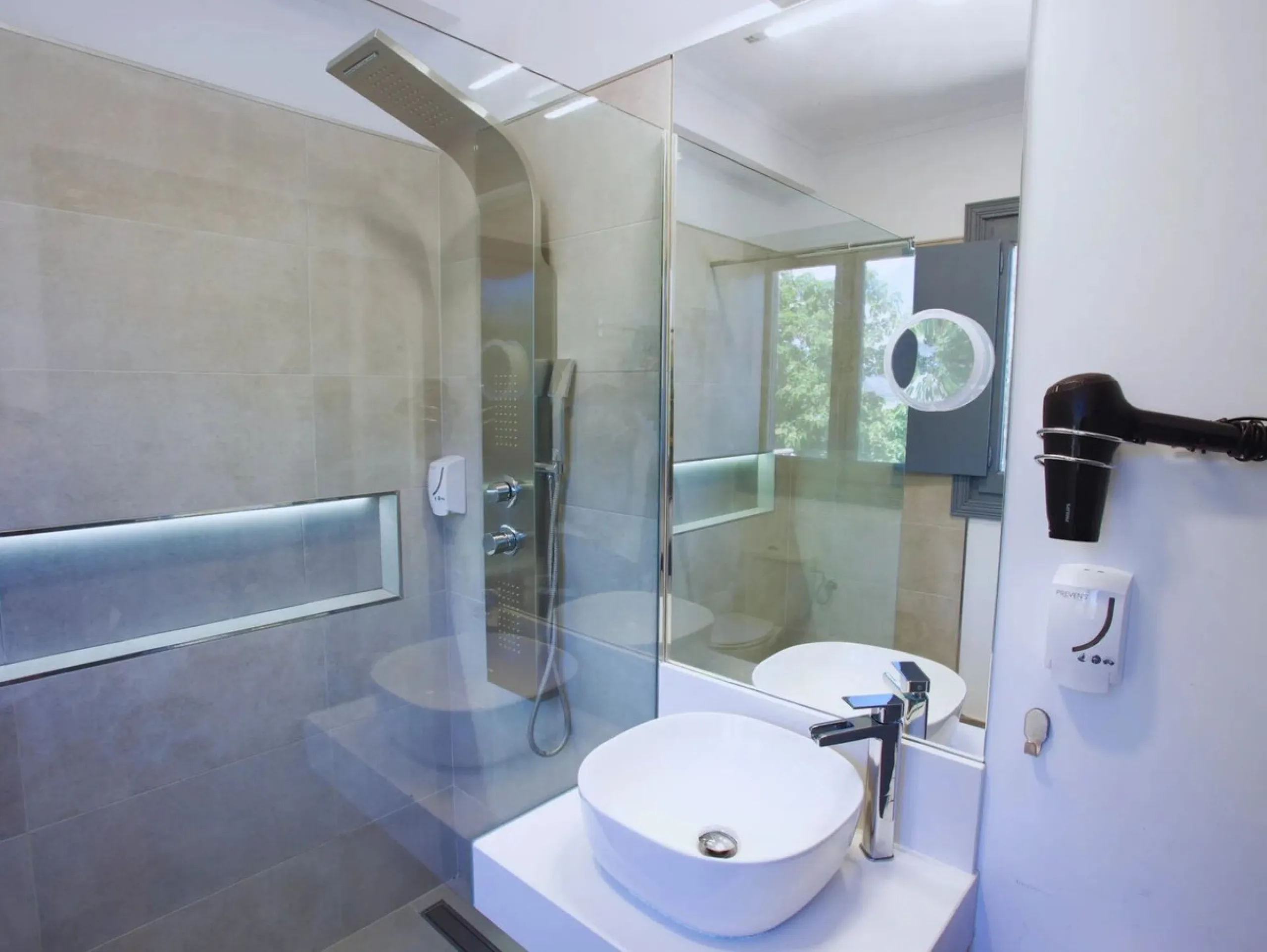 Exclusive rural hotel located in the heart of Andalusia, in a picturesque location near Ronda, just 45 minutes from Marbella, 60 min from Malaga International Airport and 90 min from Seville. Old oil mill converted into a hotel, does not require additiona