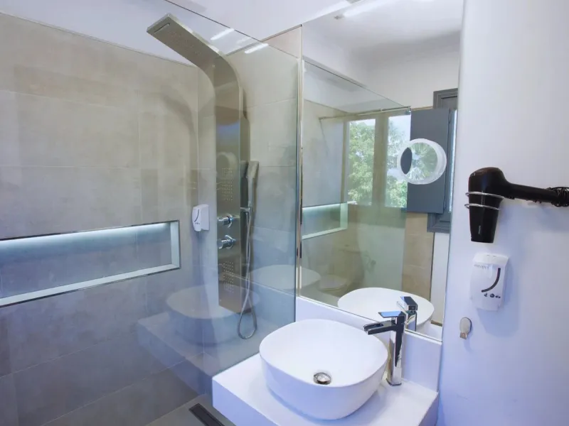 Exclusive rural hotel located in the heart of Andalusia, in a picturesque location near Ronda, just 45 minutes from Marbella, 60 min from Malaga International Airport and 90 min from Seville. Old oil mill converted into a hotel, does not require additiona