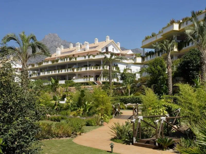 Luxury 4 bed duplex penthouse in a prime location. Among the features are air conditioning (cold/hot), under floor heating throughout, marble floors, a fully equipped kitchen and a wonderful fireplace. Also there is an intercom and alarm system. This exce
