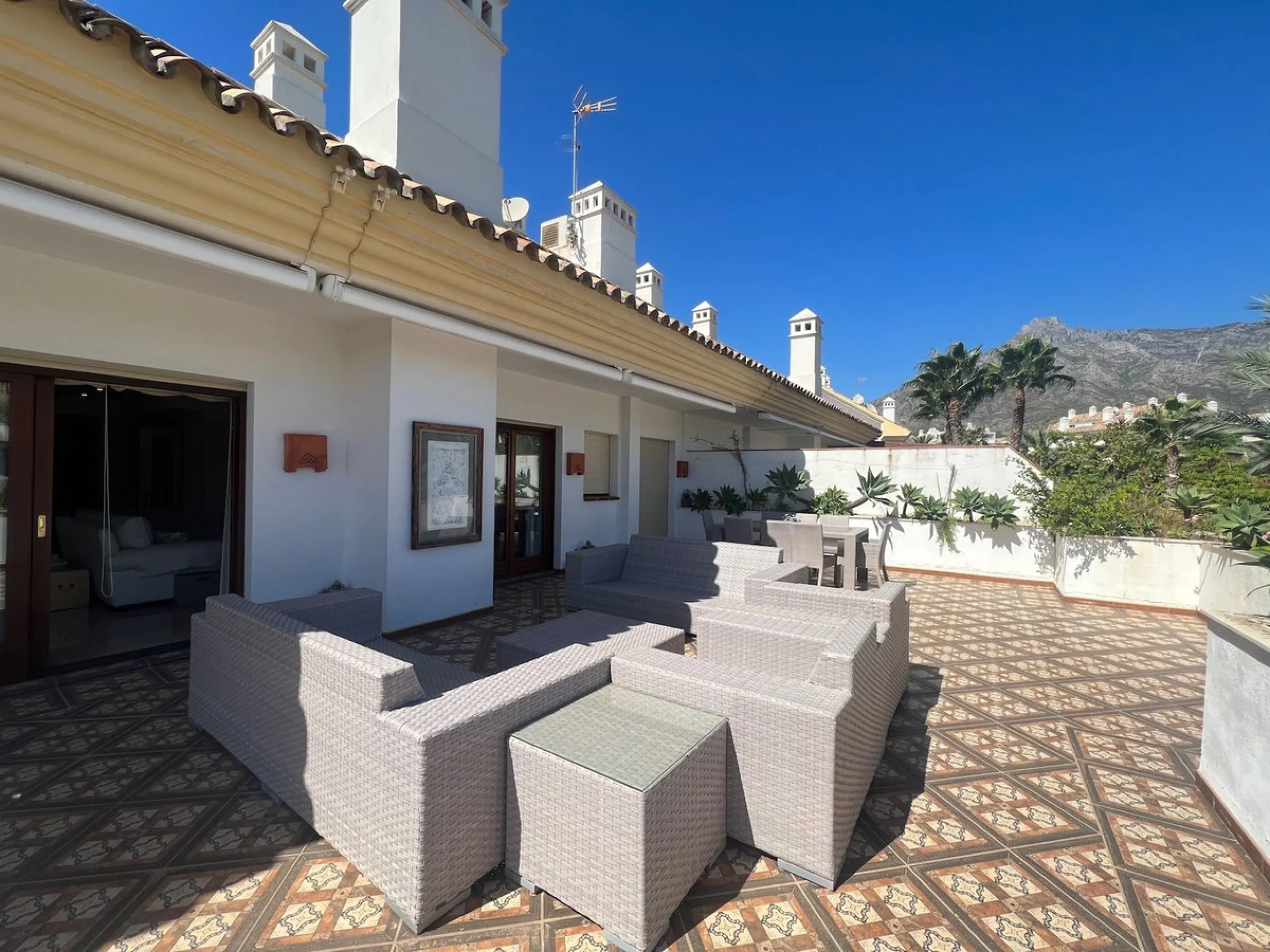 Luxury 4 bed duplex penthouse in a prime location. Among the features are air conditioning (cold/hot), under floor heating throughout, marble floors, a fully equipped kitchen and a wonderful fireplace. Also there is an intercom and alarm system. This exce