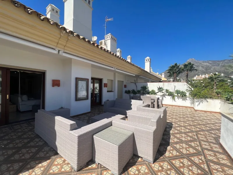 Luxury 4 bed duplex penthouse in a prime location. Among the features are air conditioning (cold/hot), under floor heating throughout, marble floors, a fully equipped kitchen and a wonderful fireplace. Also there is an intercom and alarm system. This exce