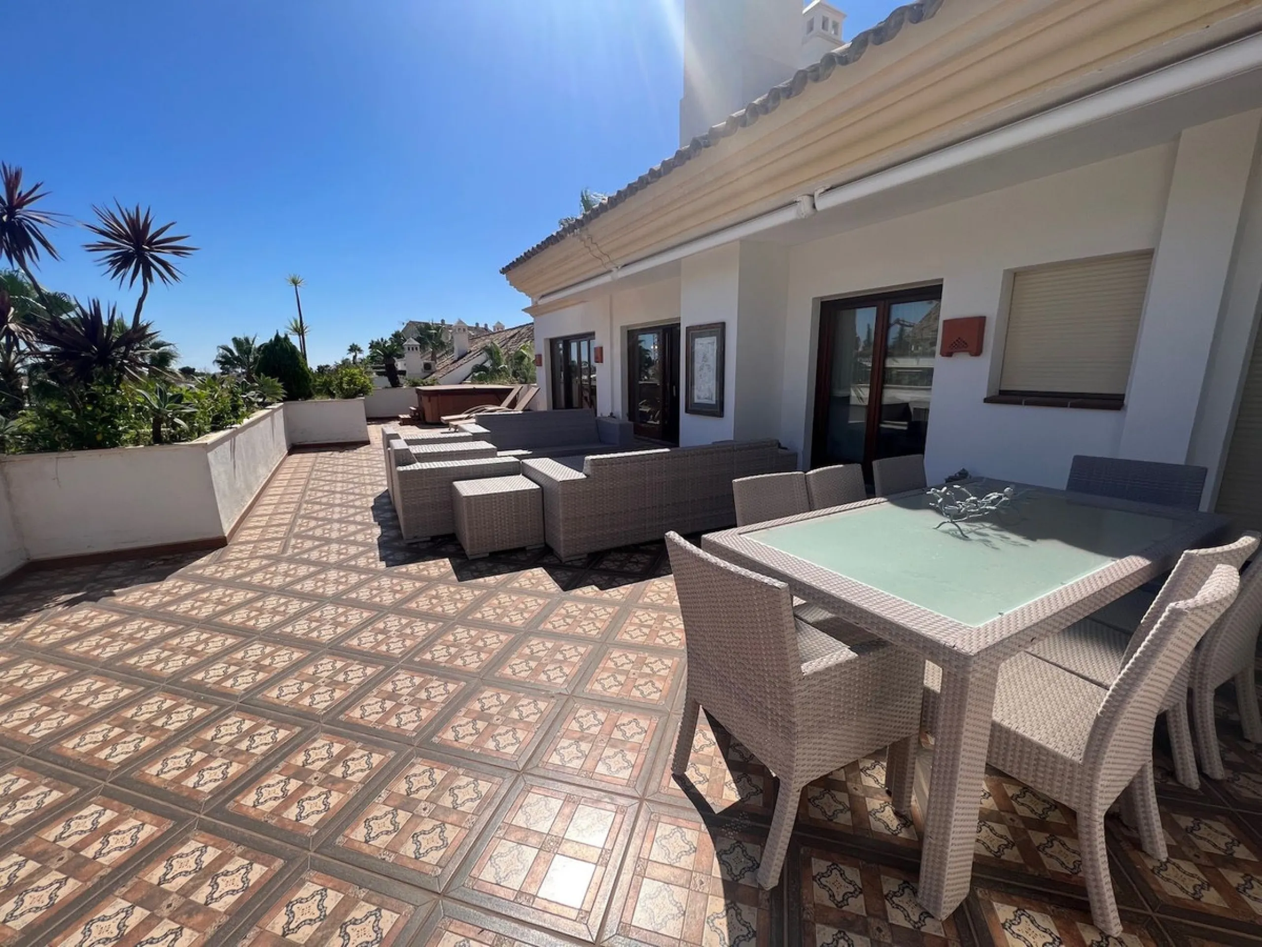 Luxury 4 bed duplex penthouse in a prime location. Among the features are air conditioning (cold/hot), under floor heating throughout, marble floors, a fully equipped kitchen and a wonderful fireplace. Also there is an intercom and alarm system. This exce