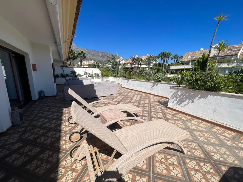 Luxury 4 bed duplex penthouse in a prime location. Among the features are air conditioning (cold/hot), under floor heating throughout, marble floors, a fully equipped kitchen and a wonderful fireplace. Also there is an intercom and alarm system. This exce