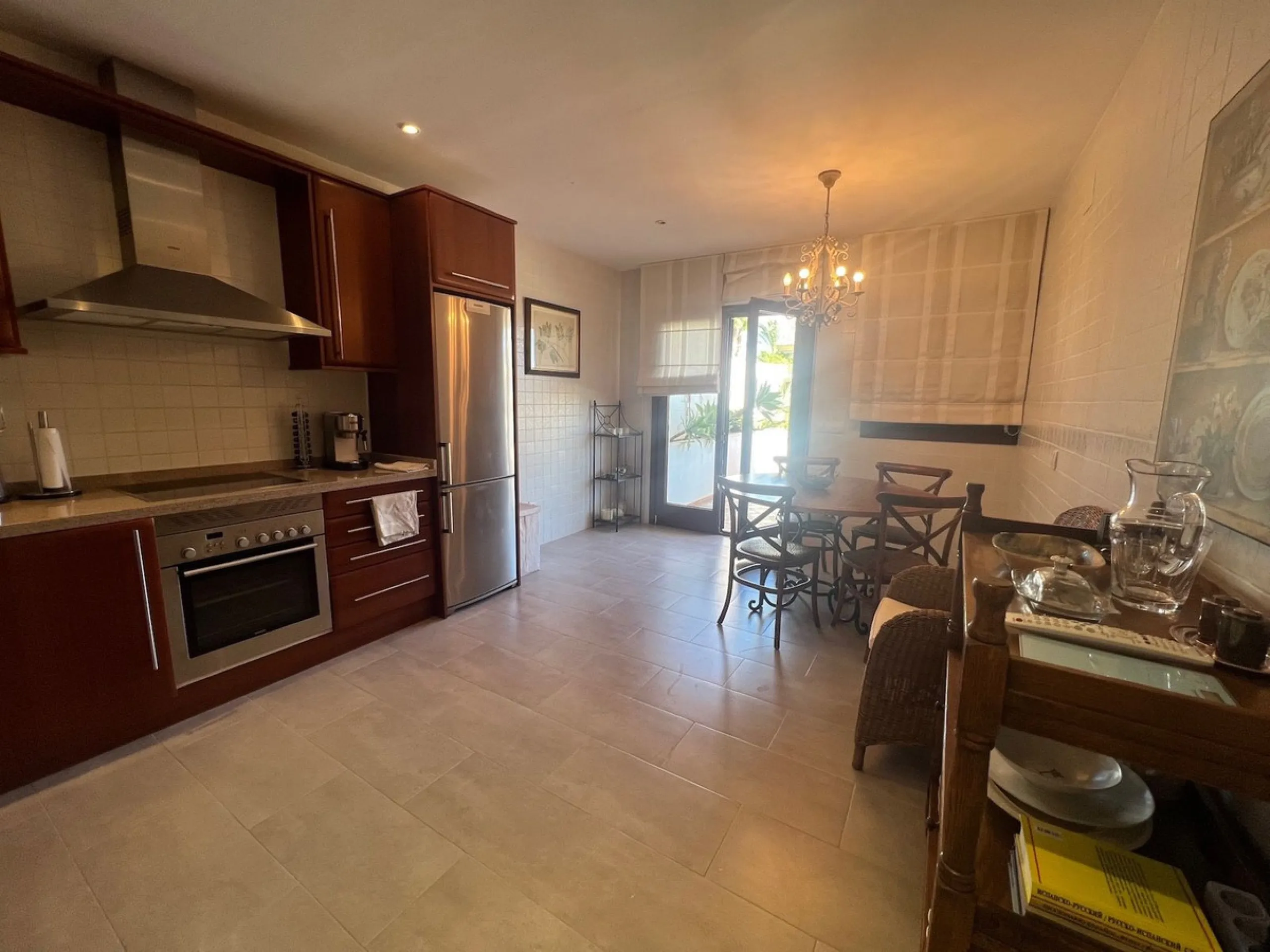 Luxury 4 bed duplex penthouse in a prime location. Among the features are air conditioning (cold/hot), under floor heating throughout, marble floors, a fully equipped kitchen and a wonderful fireplace. Also there is an intercom and alarm system. This exce