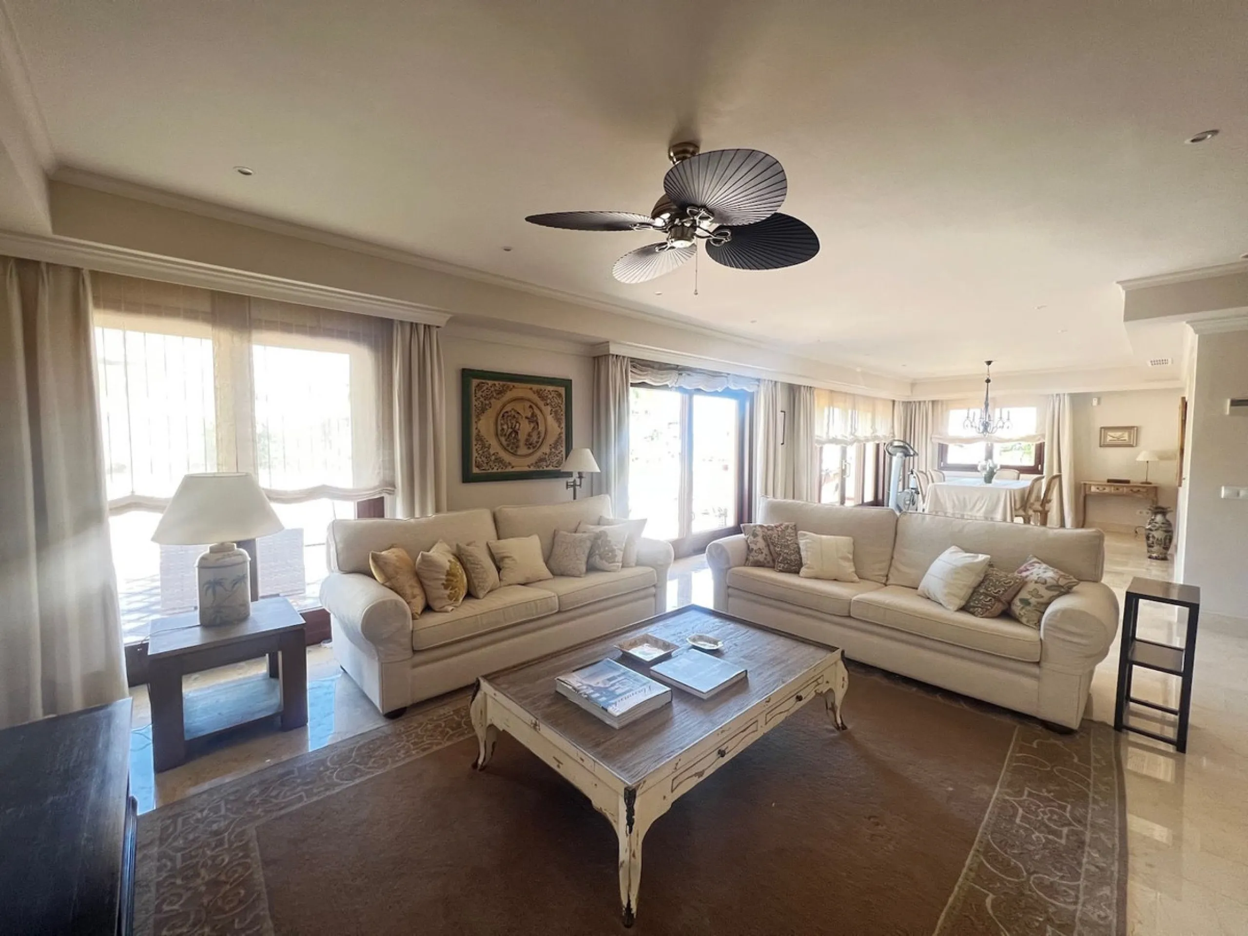 Luxury 4 bed duplex penthouse in a prime location. Among the features are air conditioning (cold/hot), under floor heating throughout, marble floors, a fully equipped kitchen and a wonderful fireplace. Also there is an intercom and alarm system. This exce