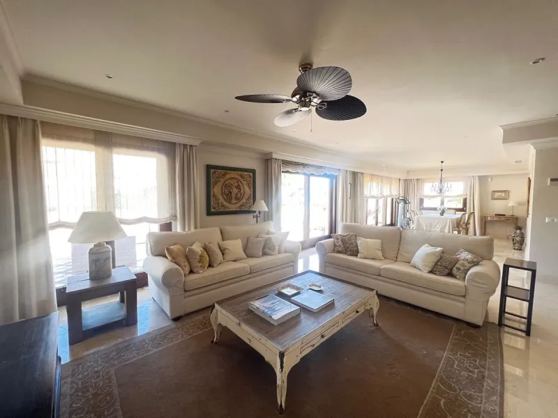 Luxury 4 bed duplex penthouse in a prime location. Among the features are air conditioning (cold/hot), under floor heating throughout, marble floors, a fully equipped kitchen and a wonderful fireplace. Also there is an intercom and alarm system. This exce