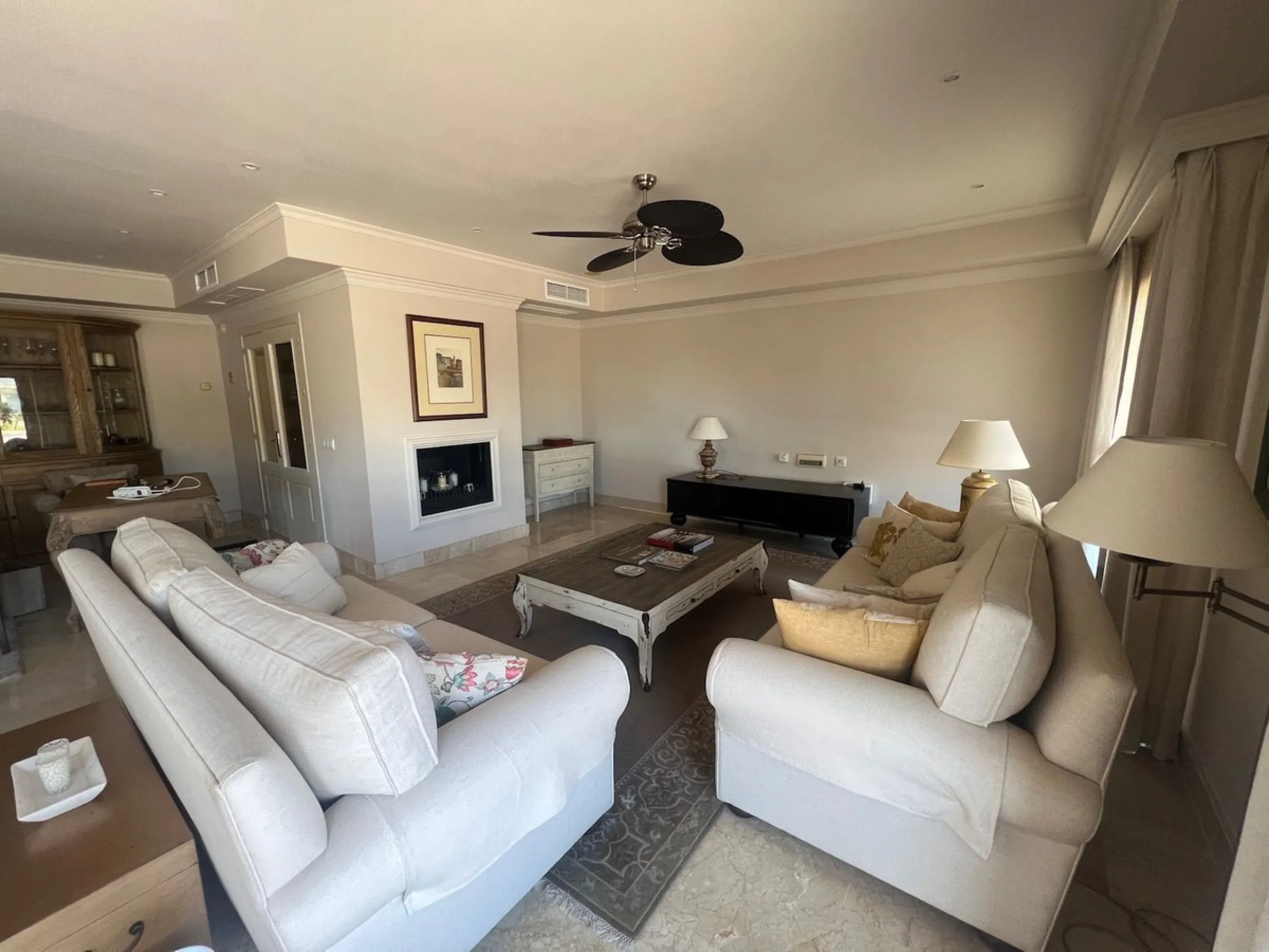 Luxury 4 bed duplex penthouse in a prime location. Among the features are air conditioning (cold/hot), under floor heating throughout, marble floors, a fully equipped kitchen and a wonderful fireplace. Also there is an intercom and alarm system. This exce
