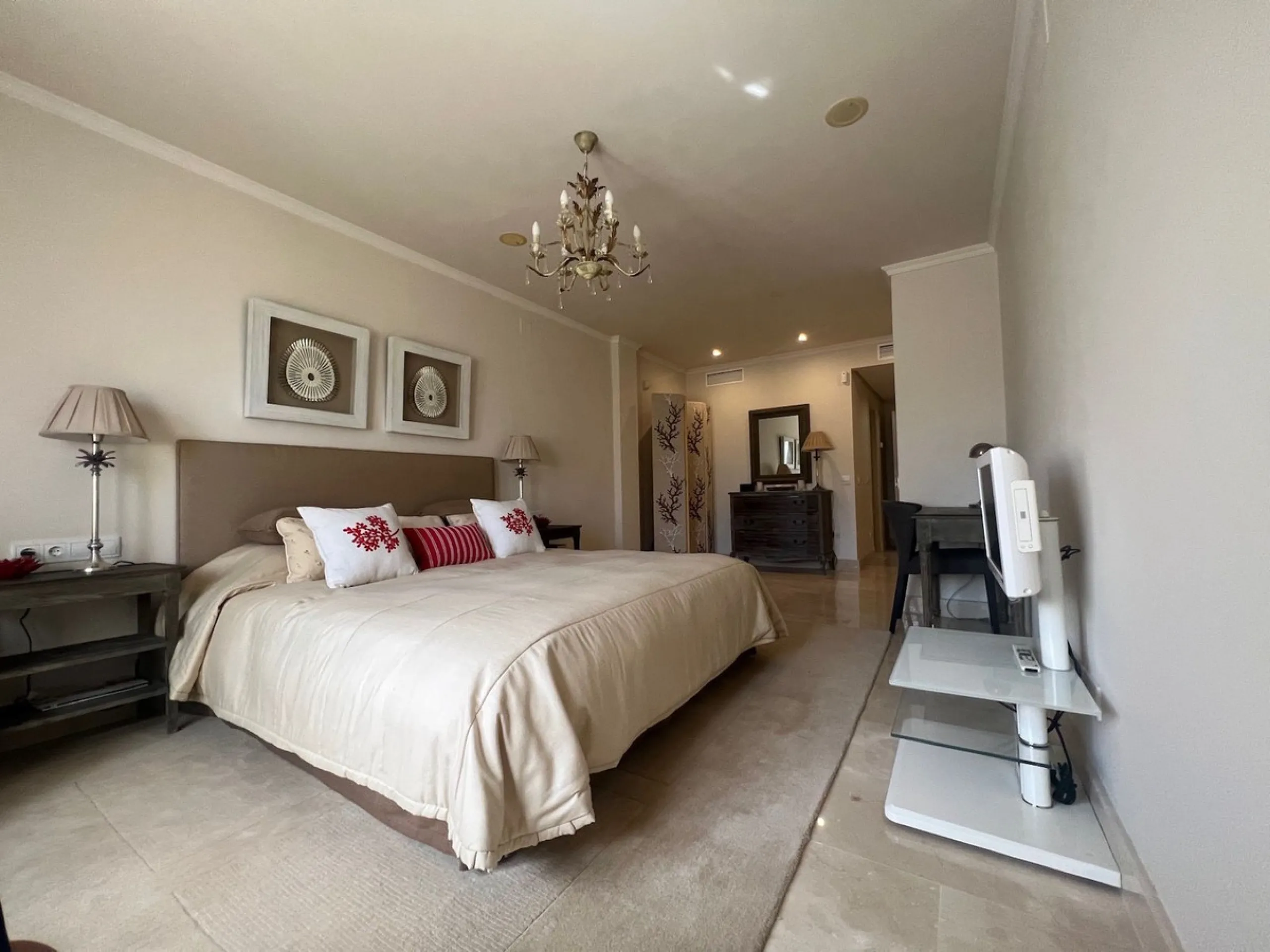 Luxury 4 bed duplex penthouse in a prime location. Among the features are air conditioning (cold/hot), under floor heating throughout, marble floors, a fully equipped kitchen and a wonderful fireplace. Also there is an intercom and alarm system. This exce
