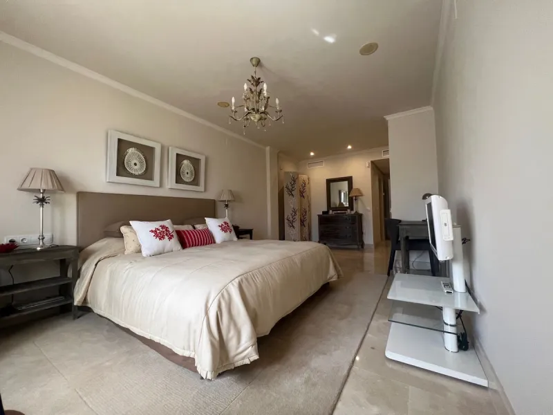 Luxury 4 bed duplex penthouse in a prime location. Among the features are air conditioning (cold/hot), under floor heating throughout, marble floors, a fully equipped kitchen and a wonderful fireplace. Also there is an intercom and alarm system. This exce