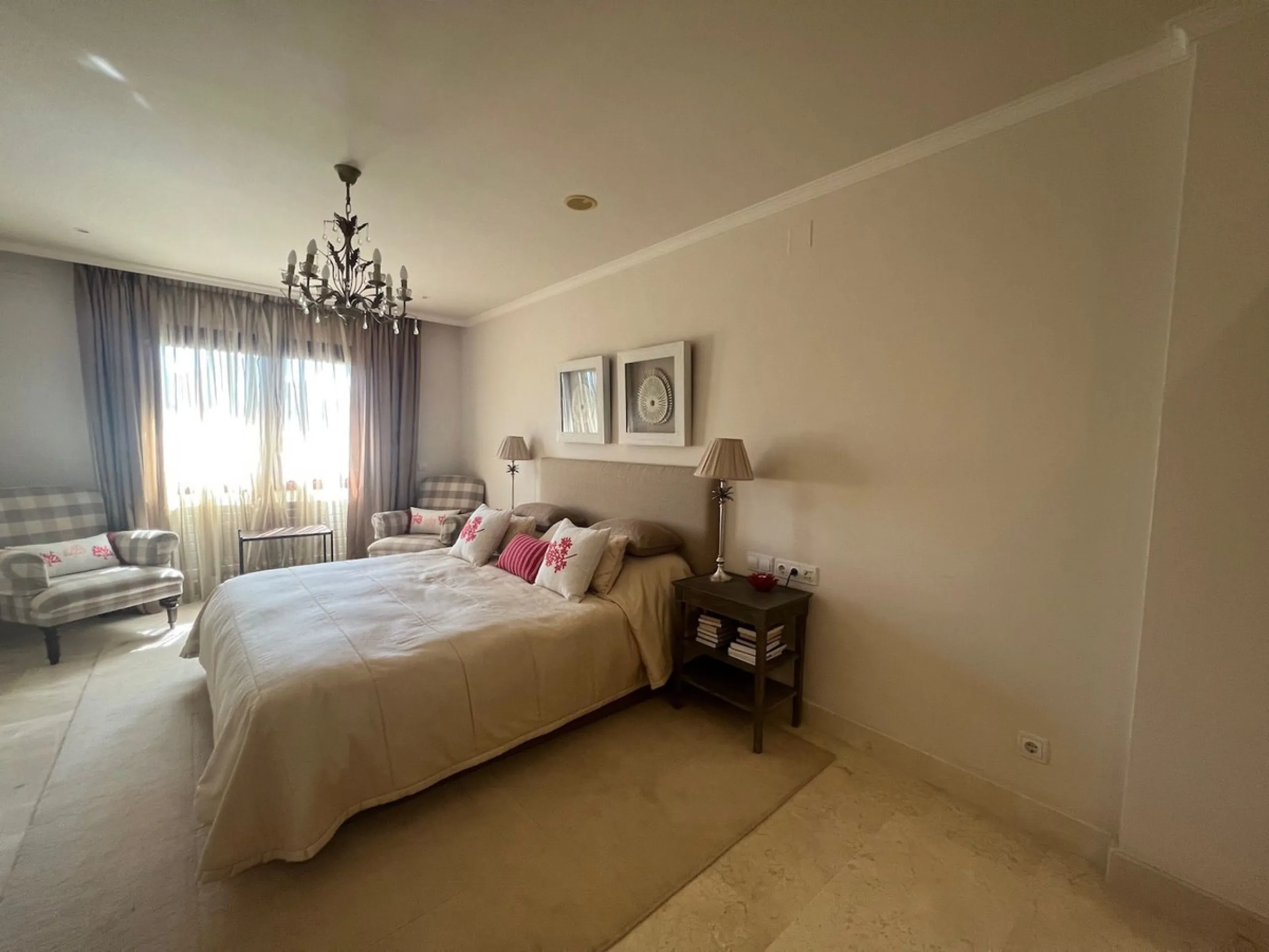 Luxury 4 bed duplex penthouse in a prime location. Among the features are air conditioning (cold/hot), under floor heating throughout, marble floors, a fully equipped kitchen and a wonderful fireplace. Also there is an intercom and alarm system. This exce