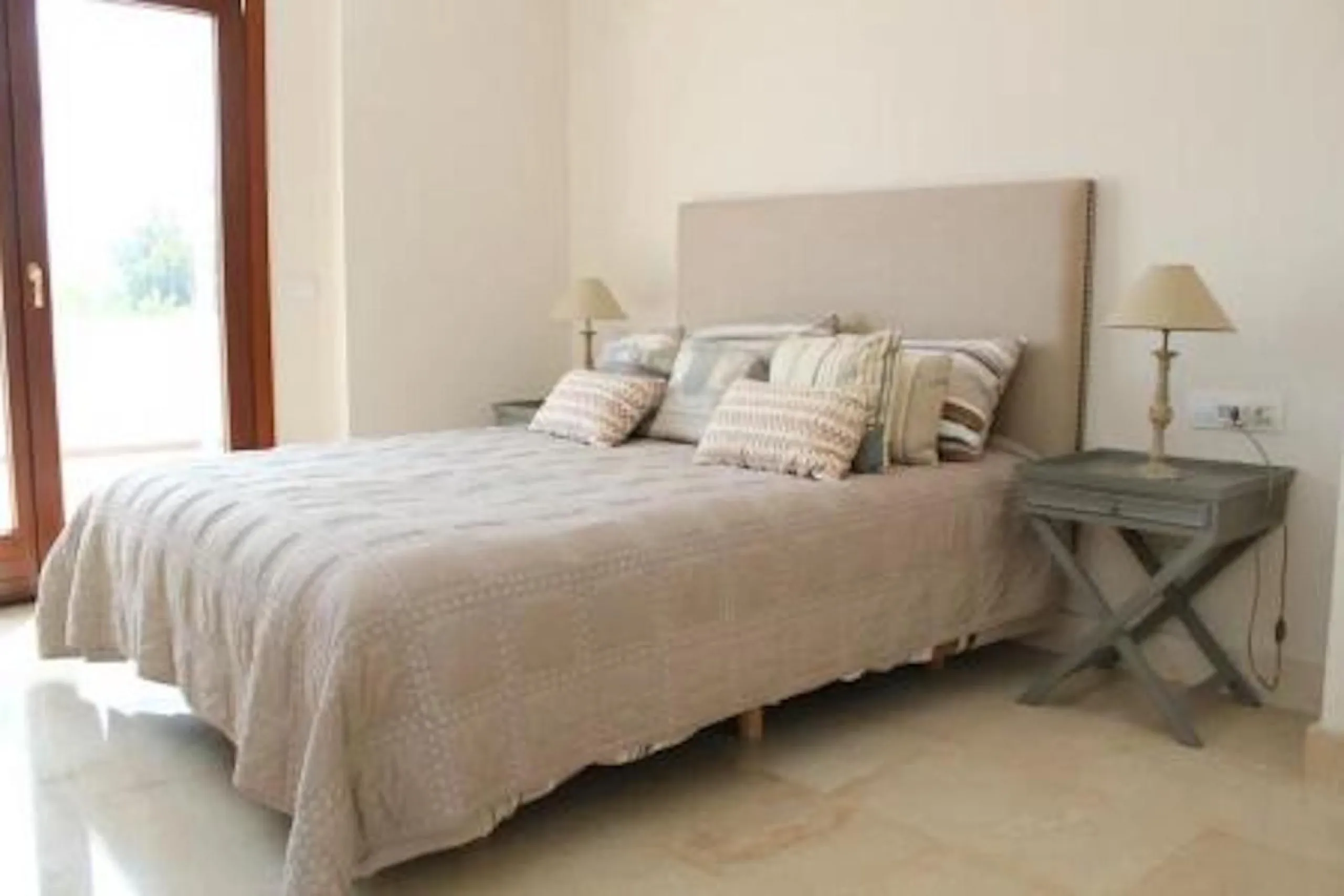 Luxury 4 bed duplex penthouse in a prime location. Among the features are air conditioning (cold/hot), under floor heating throughout, marble floors, a fully equipped kitchen and a wonderful fireplace. Also there is an intercom and alarm system. This exce