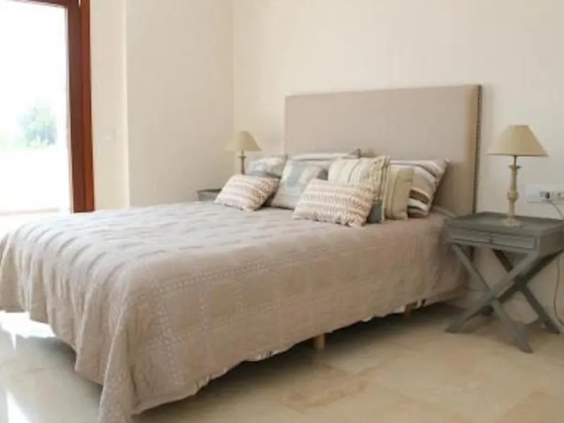 Luxury 4 bed duplex penthouse in a prime location. Among the features are air conditioning (cold/hot), under floor heating throughout, marble floors, a fully equipped kitchen and a wonderful fireplace. Also there is an intercom and alarm system. This exce