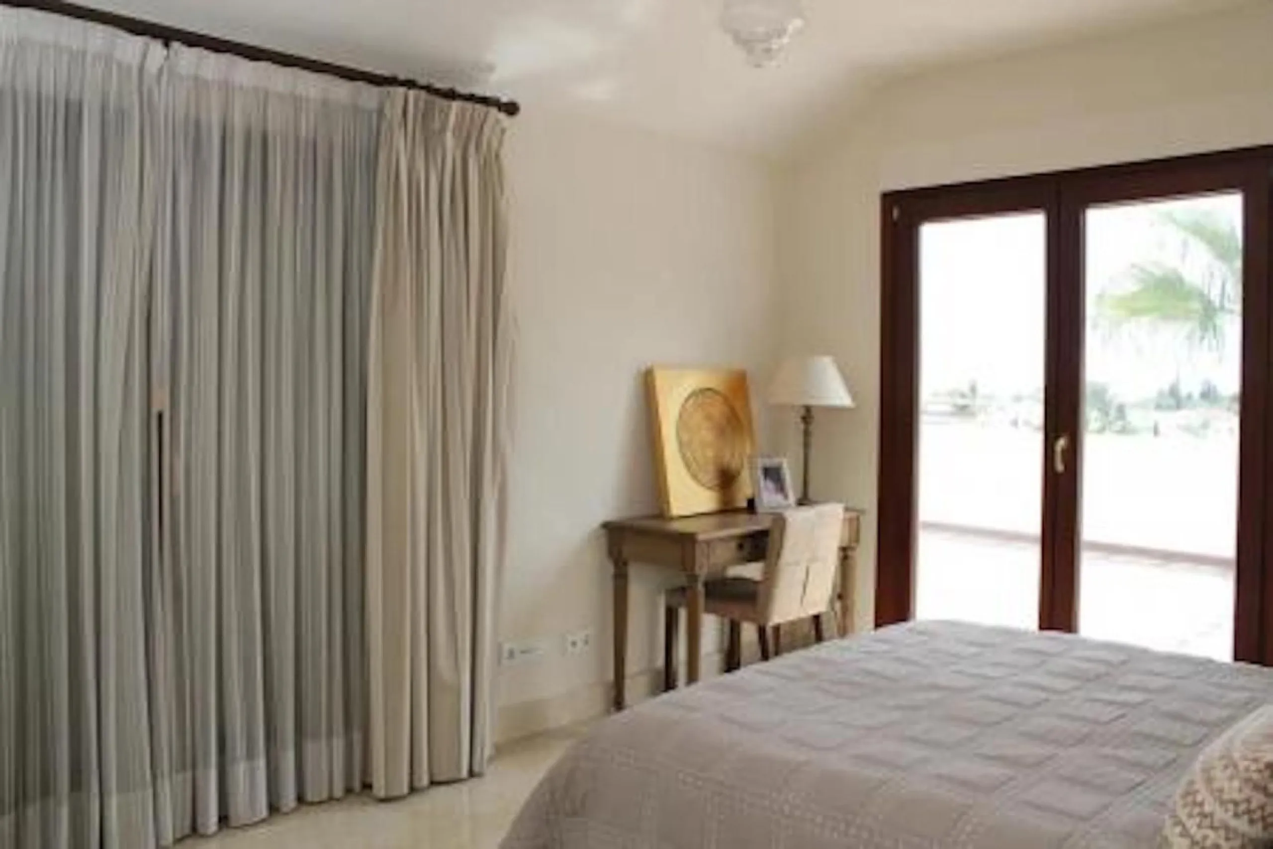 Luxury 4 bed duplex penthouse in a prime location. Among the features are air conditioning (cold/hot), under floor heating throughout, marble floors, a fully equipped kitchen and a wonderful fireplace. Also there is an intercom and alarm system. This exce