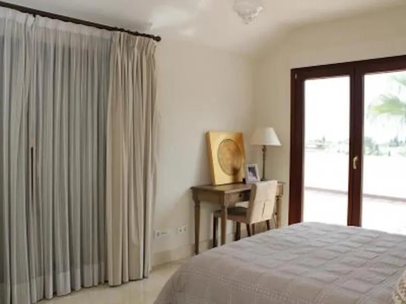 Luxury 4 bed duplex penthouse in a prime location. Among the features are air conditioning (cold/hot), under floor heating throughout, marble floors, a fully equipped kitchen and a wonderful fireplace. Also there is an intercom and alarm system. This exce