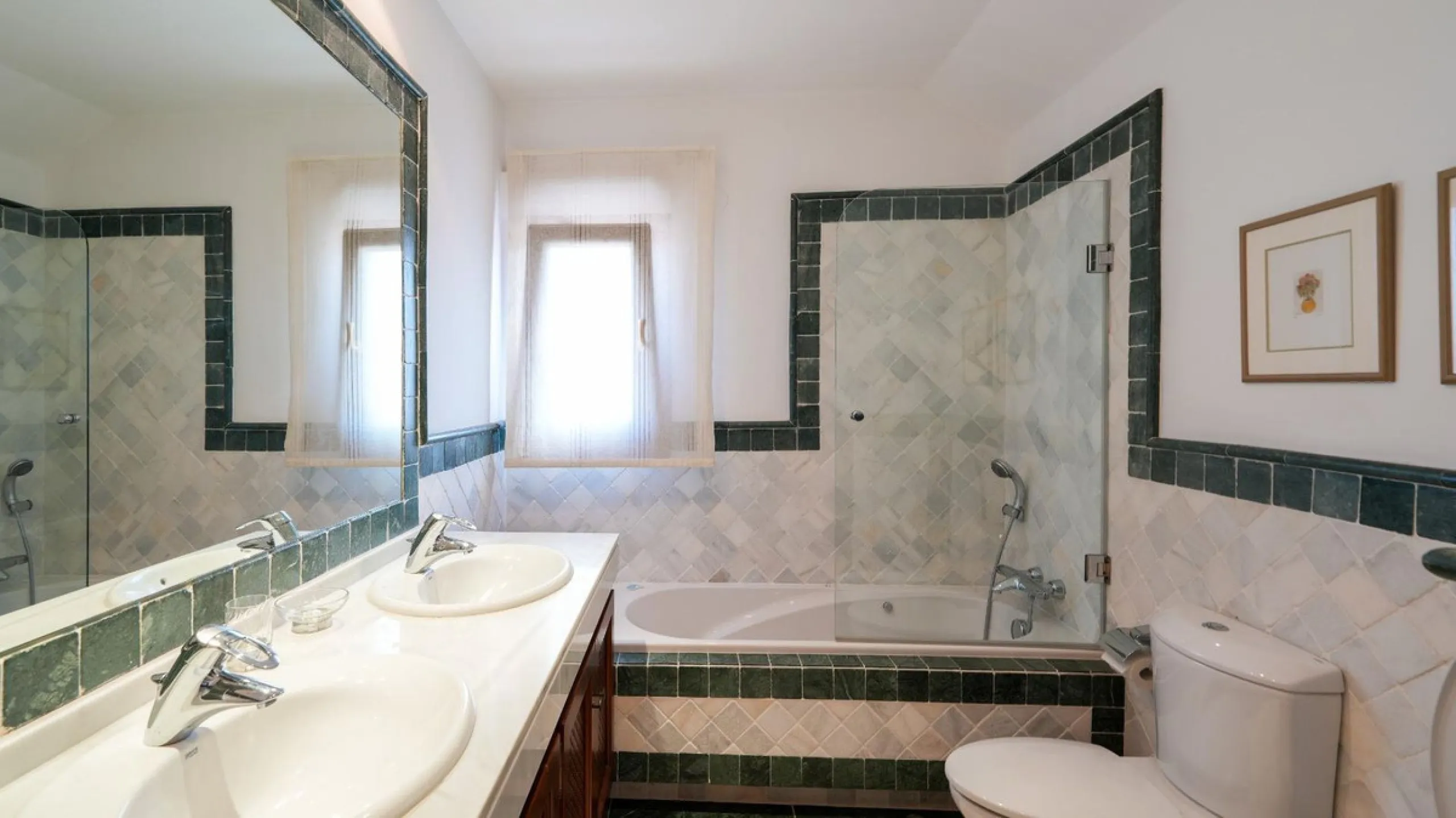 Luxury 4 bed duplex penthouse in a prime location. Among the features are air conditioning (cold/hot), under floor heating throughout, marble floors, a fully equipped kitchen and a wonderful fireplace. Also there is an intercom and alarm system. This exce