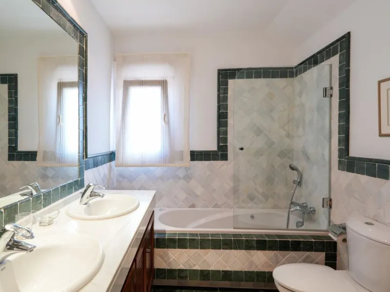 Luxury 4 bed duplex penthouse in a prime location. Among the features are air conditioning (cold/hot), under floor heating throughout, marble floors, a fully equipped kitchen and a wonderful fireplace. Also there is an intercom and alarm system. This exce