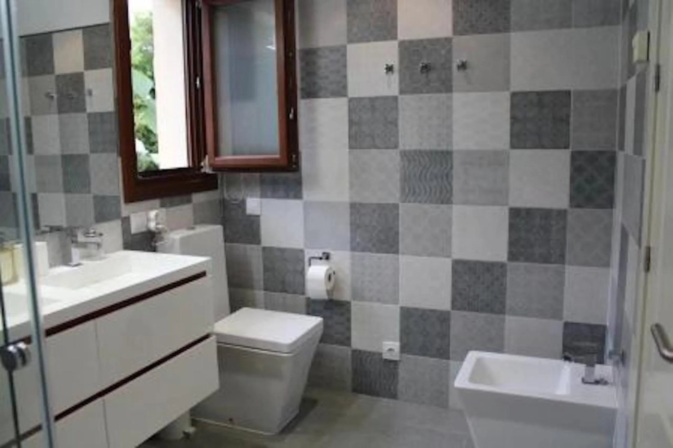 Luxury 4 bed duplex penthouse in a prime location. Among the features are air conditioning (cold/hot), under floor heating throughout, marble floors, a fully equipped kitchen and a wonderful fireplace. Also there is an intercom and alarm system. This exce