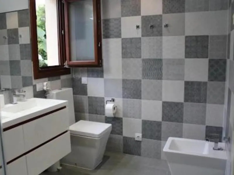 Luxury 4 bed duplex penthouse in a prime location. Among the features are air conditioning (cold/hot), under floor heating throughout, marble floors, a fully equipped kitchen and a wonderful fireplace. Also there is an intercom and alarm system. This exce