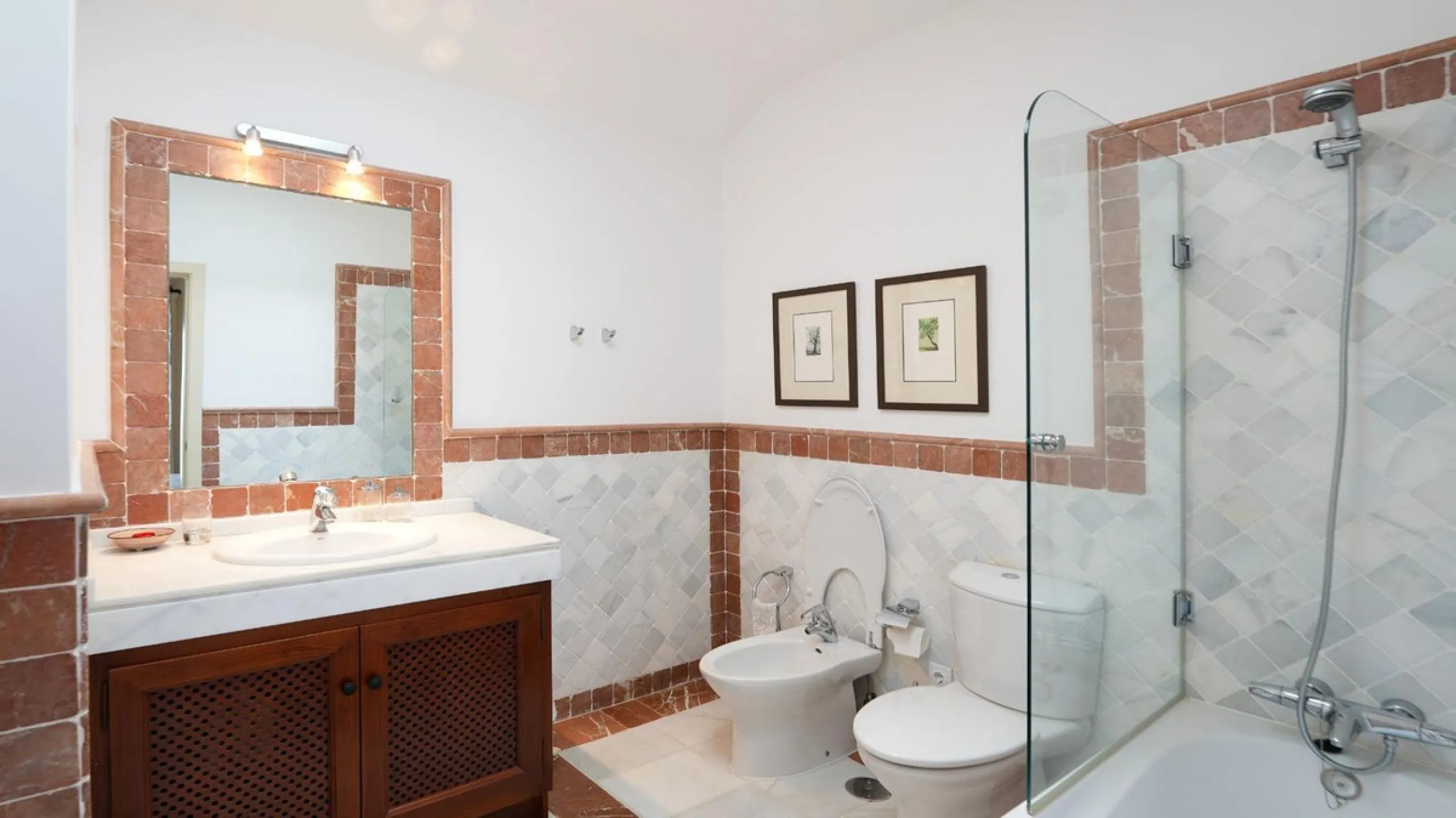 Luxury 4 bed duplex penthouse in a prime location. Among the features are air conditioning (cold/hot), under floor heating throughout, marble floors, a fully equipped kitchen and a wonderful fireplace. Also there is an intercom and alarm system. This exce
