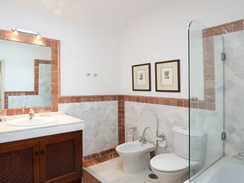 Luxury 4 bed duplex penthouse in a prime location. Among the features are air conditioning (cold/hot), under floor heating throughout, marble floors, a fully equipped kitchen and a wonderful fireplace. Also there is an intercom and alarm system. This exce