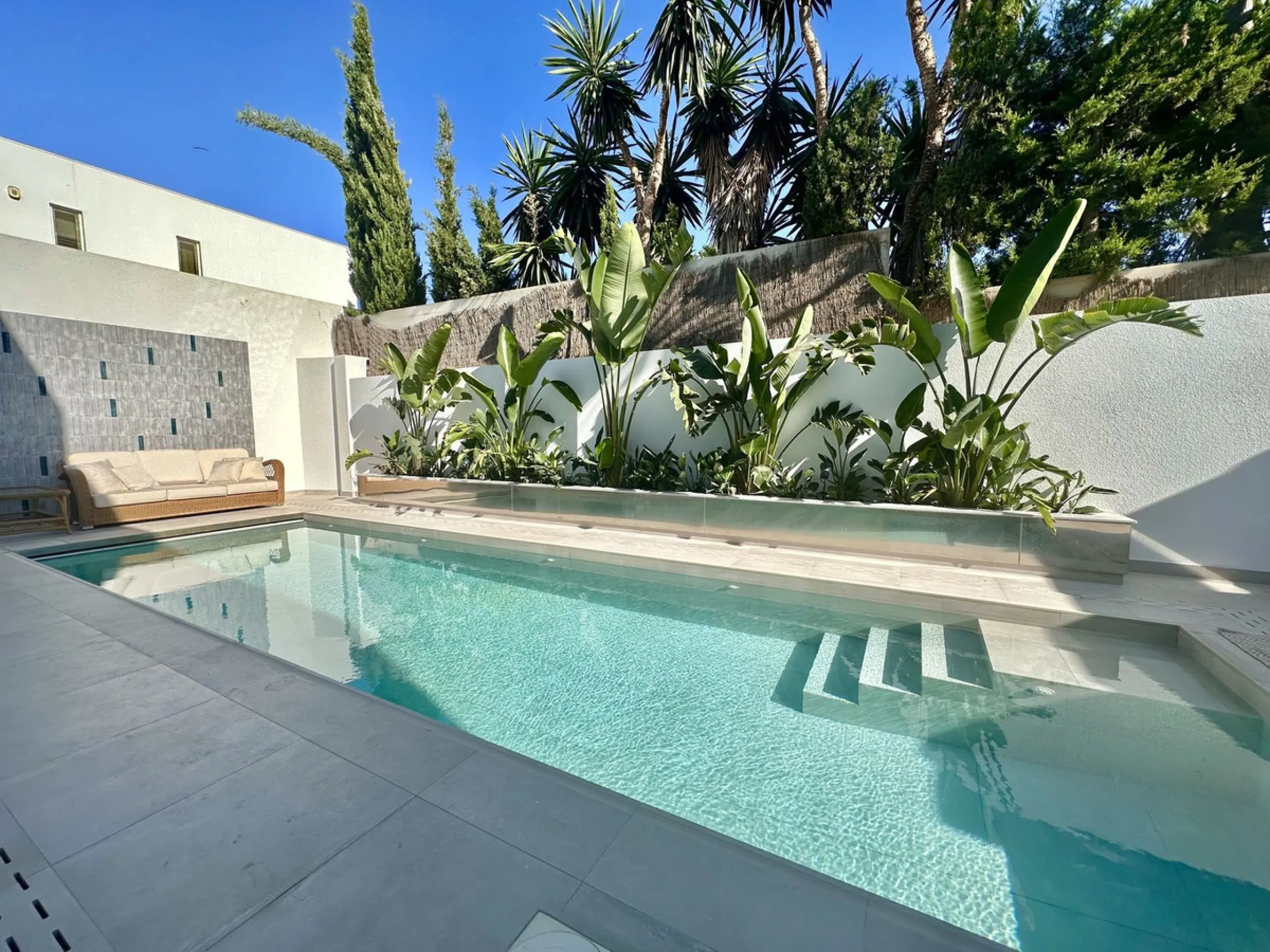House - Detached Villa в продаже в Marbella, Málaga. В доме 4 спален и 5 ванных комнат. Площадь дома 226 м². Площадь участка 455 м²