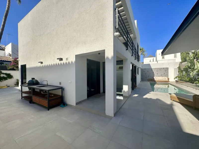 House - Detached Villa в продаже в Marbella, Málaga. В доме 4 спален и 5 ванных комнат. Площадь дома 226 м². Площадь участка 455 м²