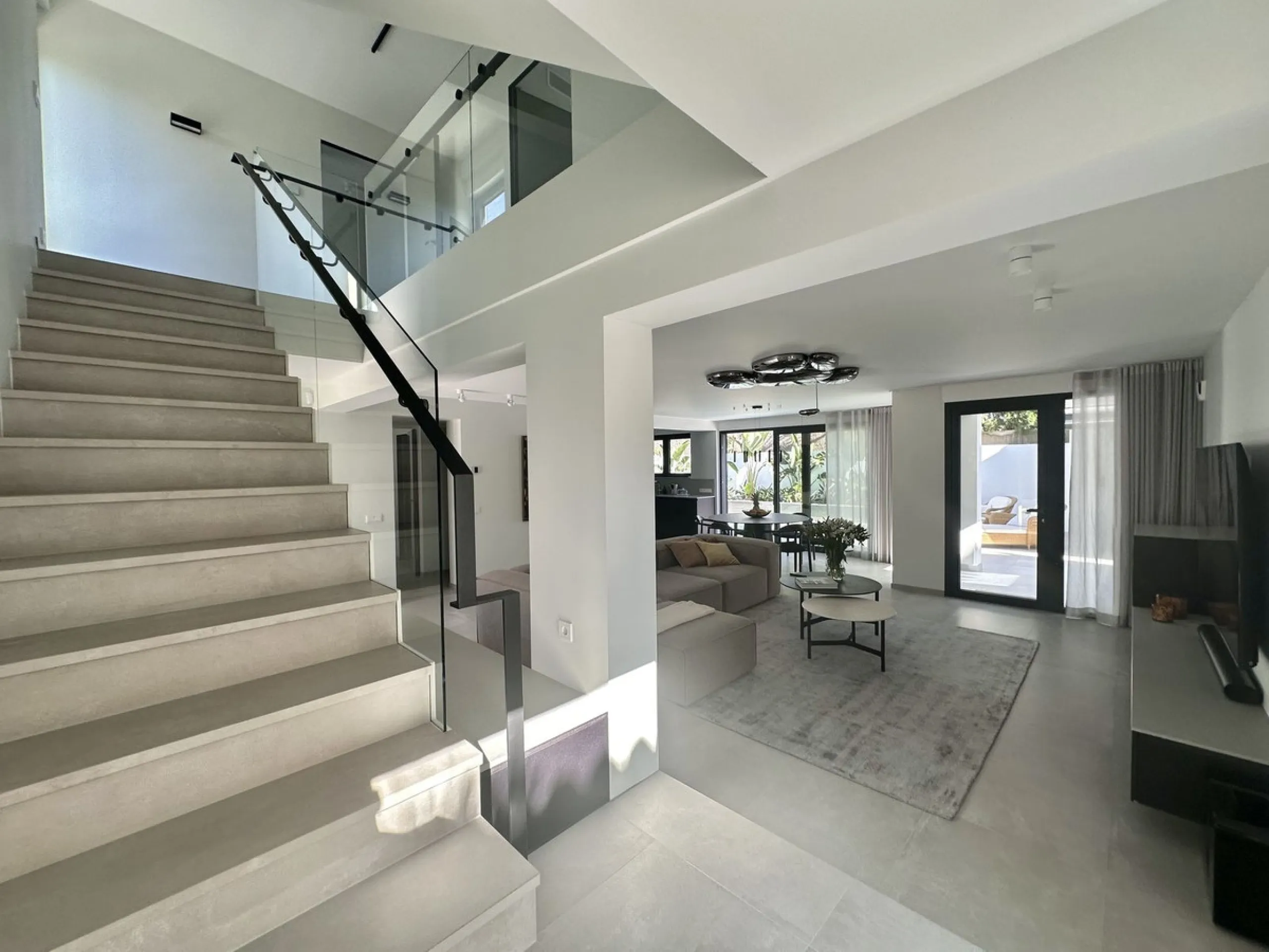 House - Detached Villa в продаже в Marbella, Málaga. В доме 4 спален и 5 ванных комнат. Площадь дома 226 м². Площадь участка 455 м²