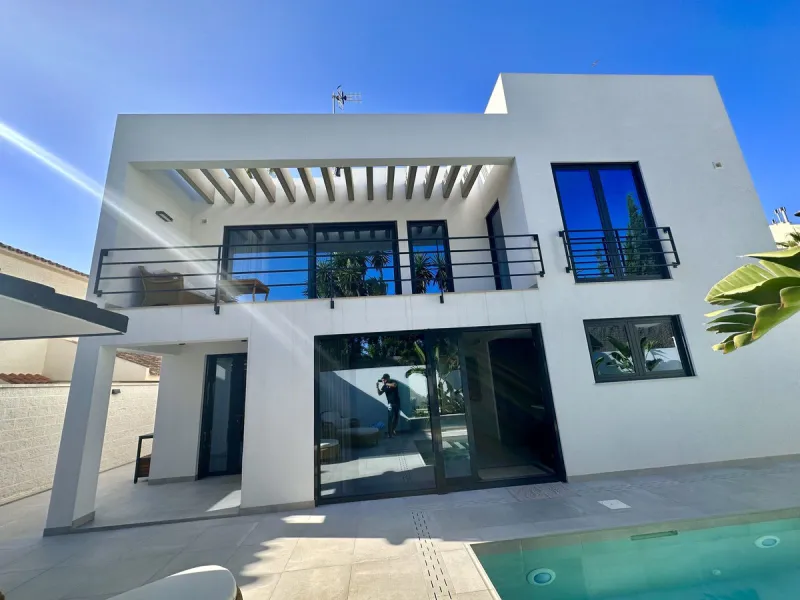 House - Detached Villa в продаже в Marbella, Málaga. В доме 4 спален и 5 ванных комнат. Площадь дома 226 м². Площадь участка 455 м²