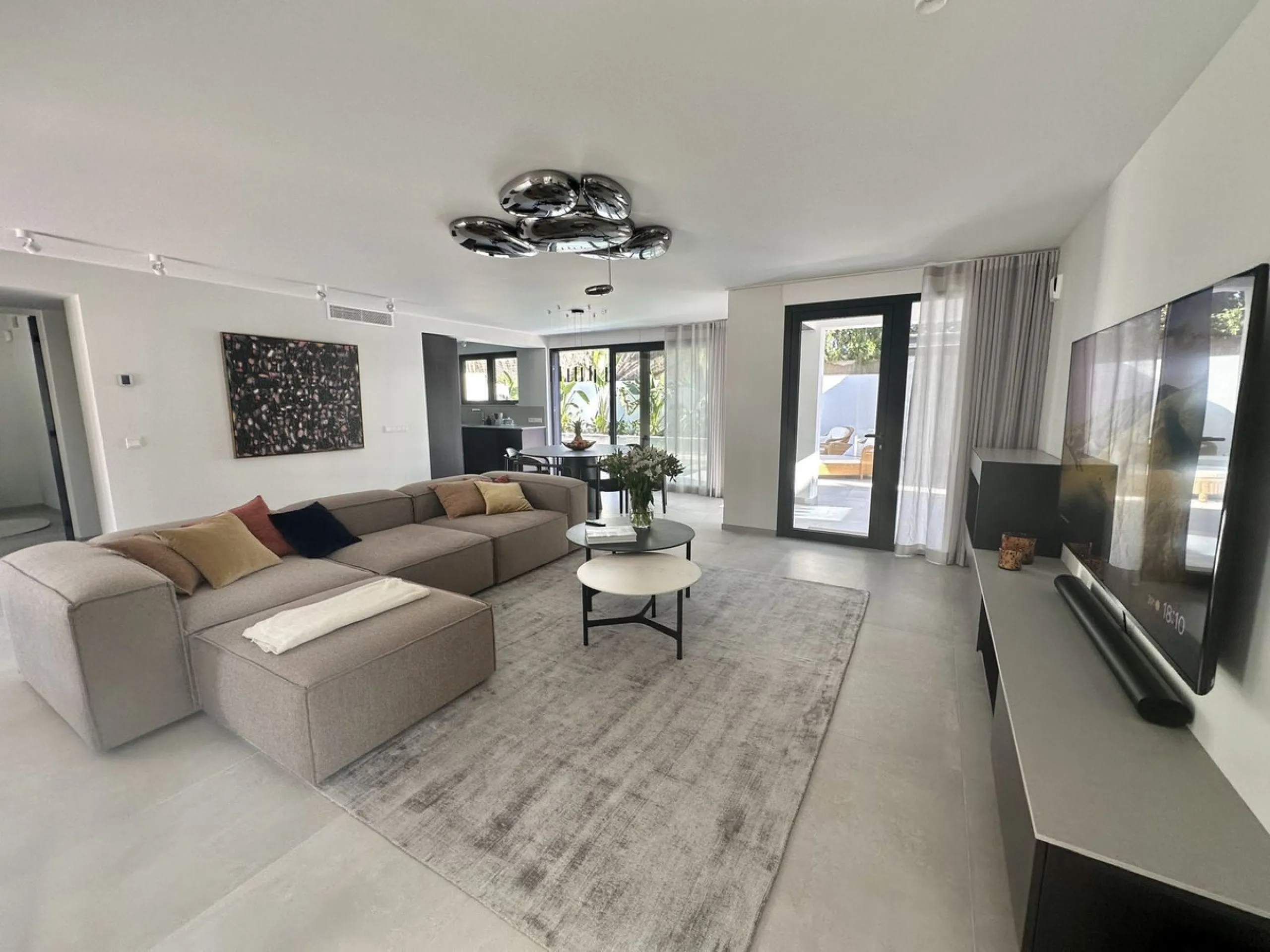 House - Detached Villa в продаже в Marbella, Málaga. В доме 4 спален и 5 ванных комнат. Площадь дома 226 м². Площадь участка 455 м²