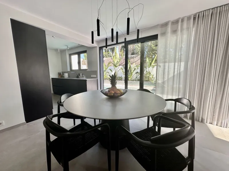 House - Detached Villa в продаже в Marbella, Málaga. В доме 4 спален и 5 ванных комнат. Площадь дома 226 м². Площадь участка 455 м²