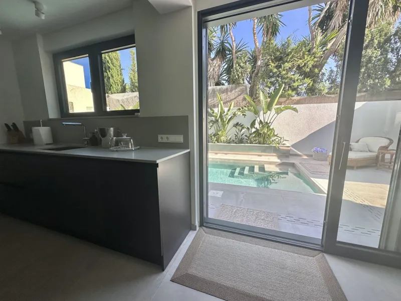 House - Detached Villa в продаже в Marbella, Málaga. В доме 4 спален и 5 ванных комнат. Площадь дома 226 м². Площадь участка 455 м²