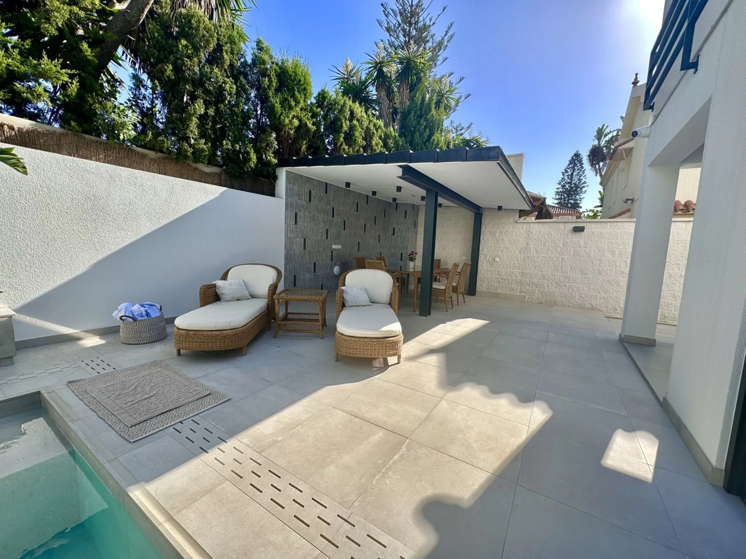 House - Detached Villa в продаже в Marbella, Málaga. В доме 4 спален и 5 ванных комнат. Площадь дома 226 м². Площадь участка 455 м²
