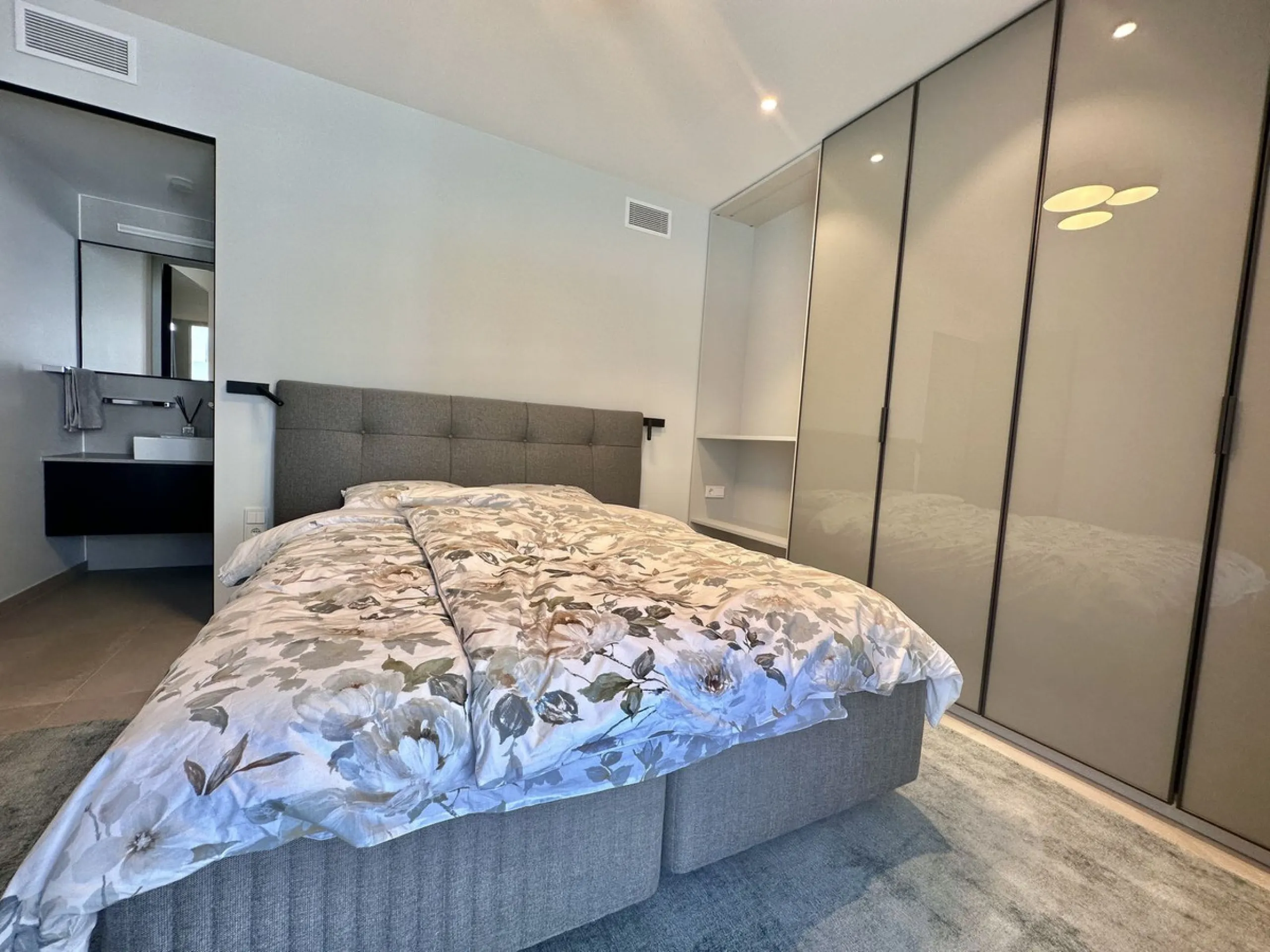 House - Detached Villa в продаже в Marbella, Málaga. В доме 4 спален и 5 ванных комнат. Площадь дома 226 м². Площадь участка 455 м²